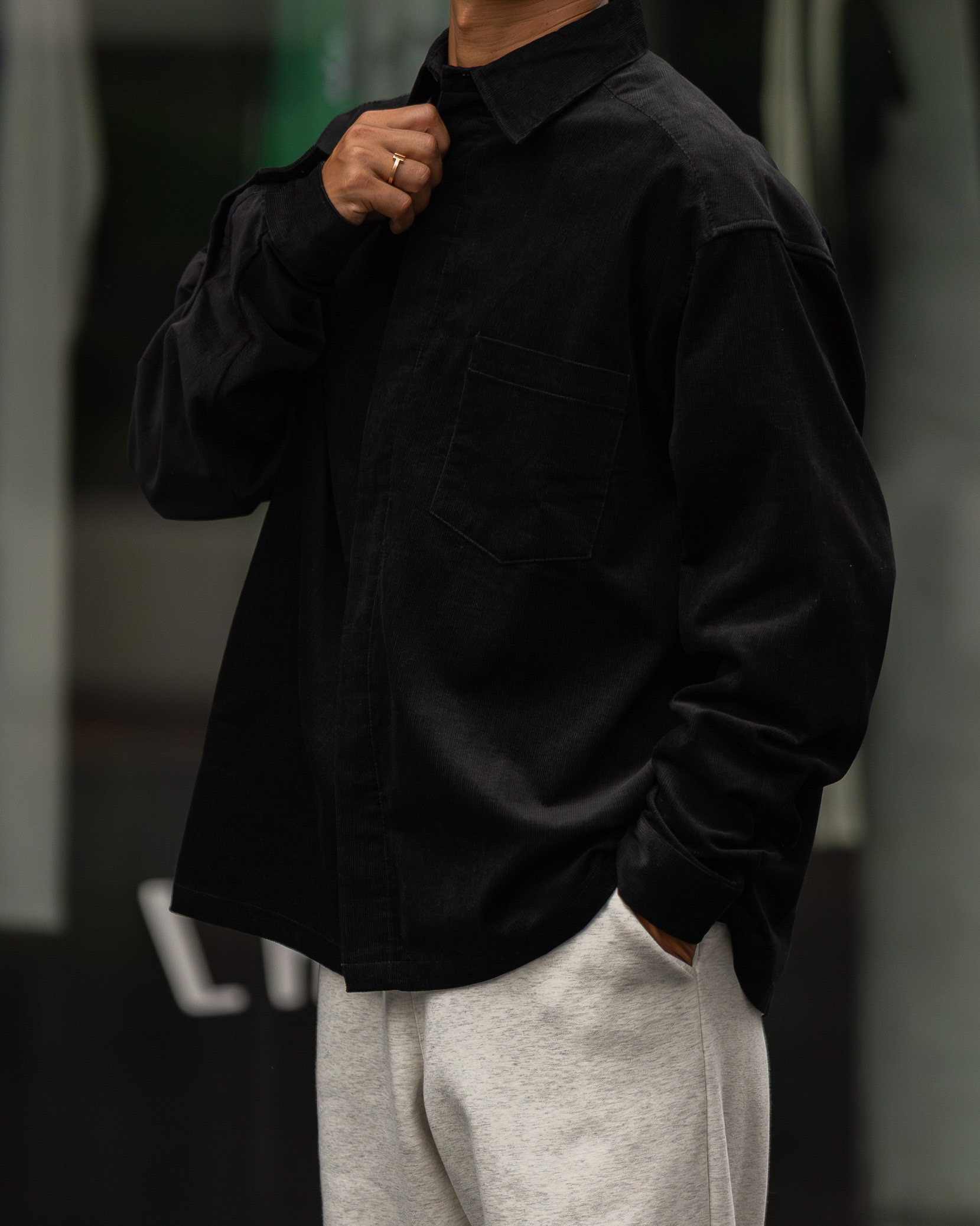 素材とシルエットで魅せる。「大人の秋」を彩るコーデュロイシャツ