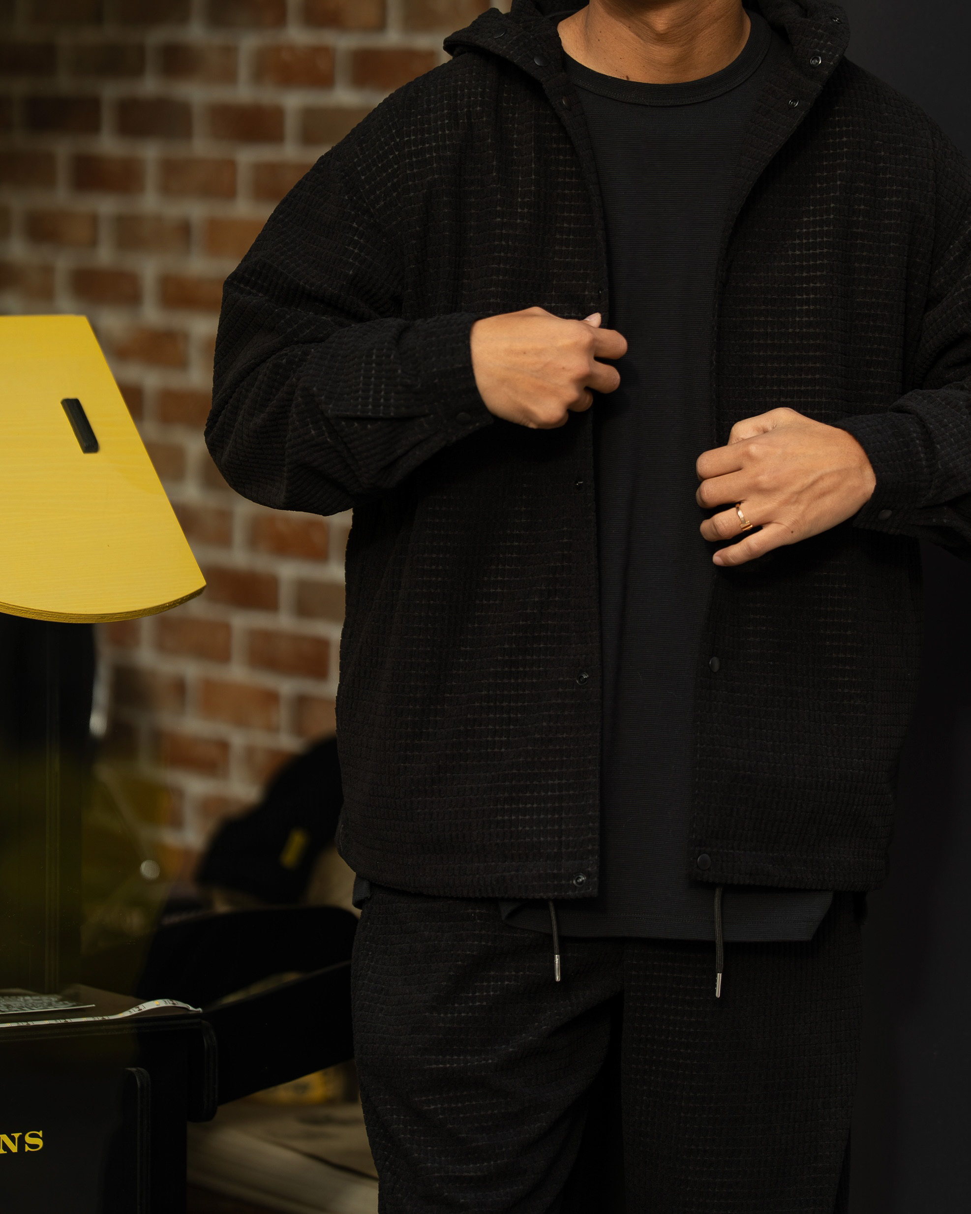 【2026年新作】ワッフル×コーデュロイが映えるフード付きシャツ登場