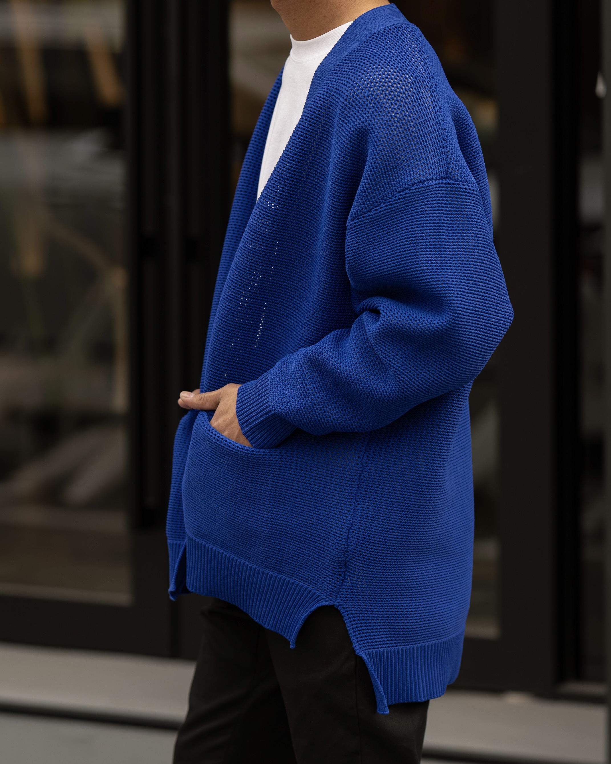 着心地も、印象も軽やかに。空気を羽織るカーディガン。本日21時。