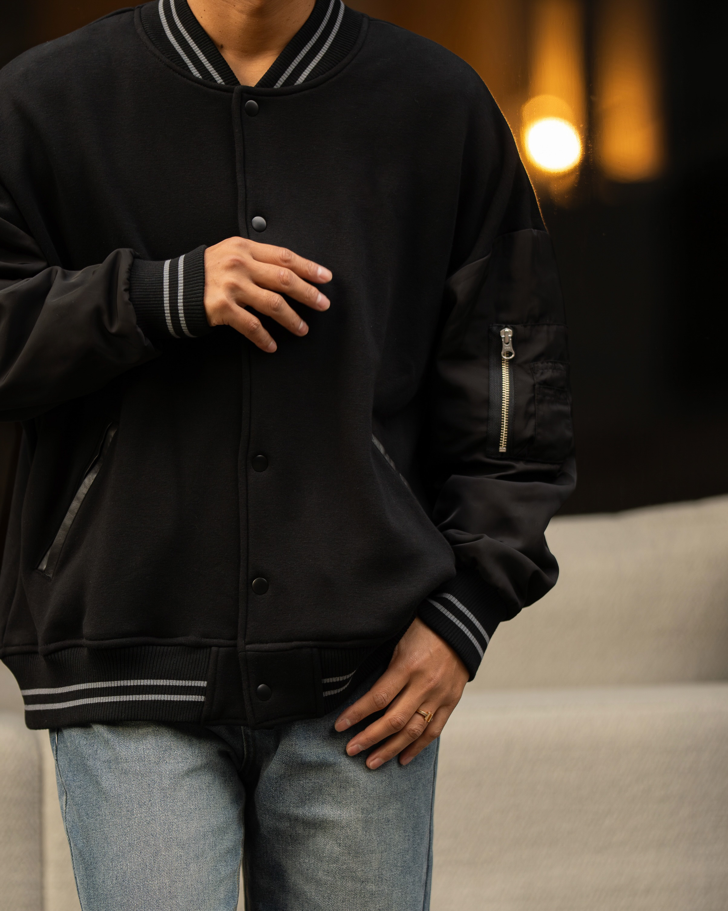 街に馴染む、軽やかミリタリー。異素材フライトジャケット、本日21時。