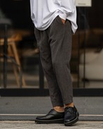 【抜け感のある柔らかさ】大人の余白をつくる、モールニット素材のストレートパンツ