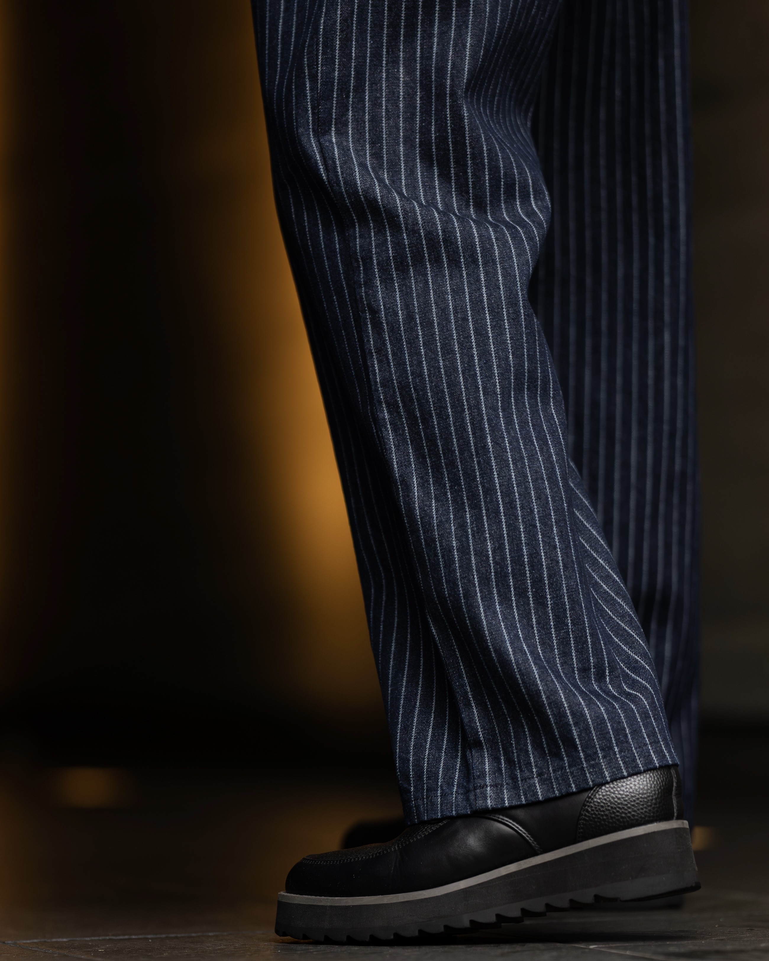 【素材で魅せる一本】シャープなストライプ×ストレートライン。装いに“整い”と“遊び”を。