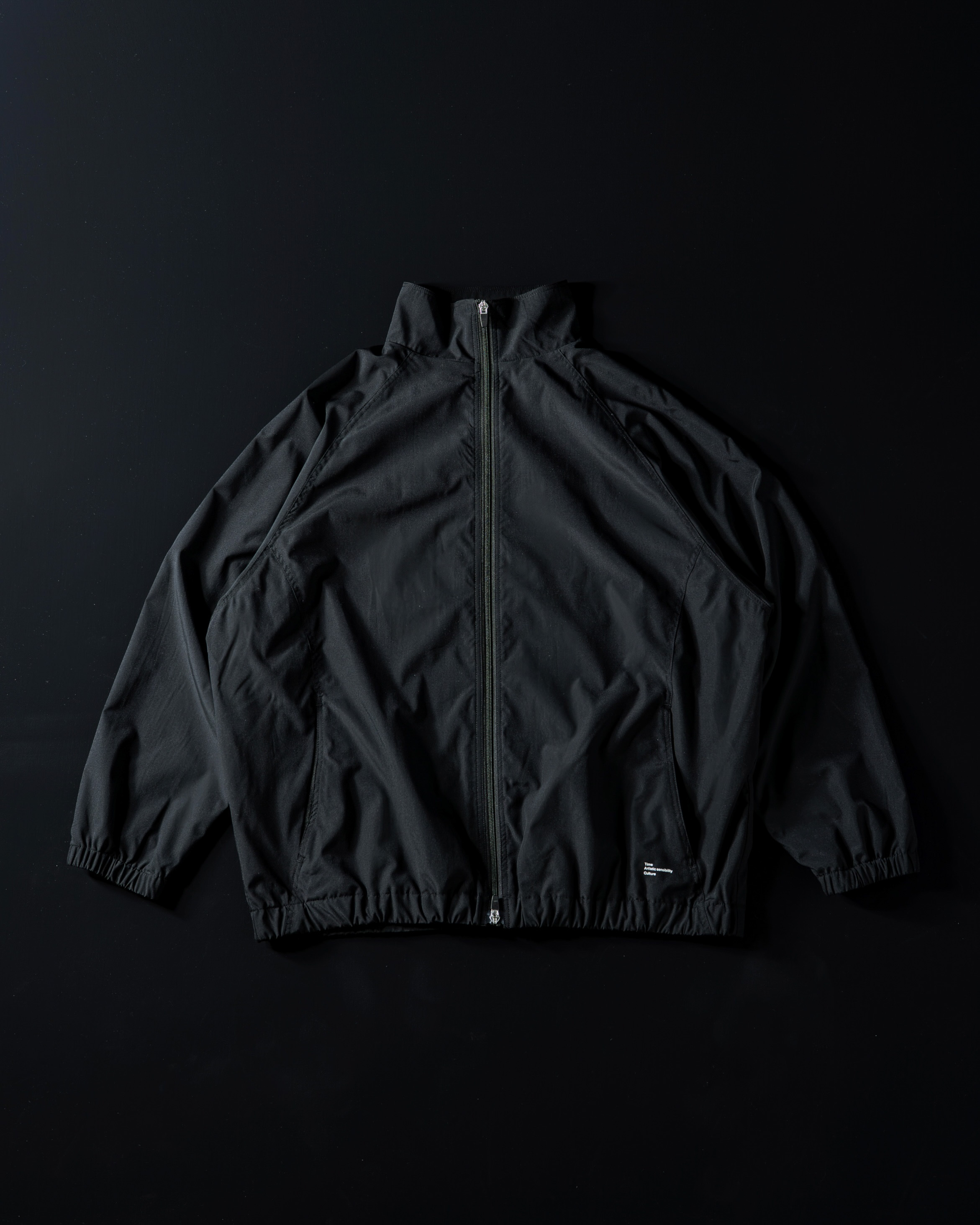 旅先でも日常でも頼れる一着を|Compact Surfaceシリーズが登場