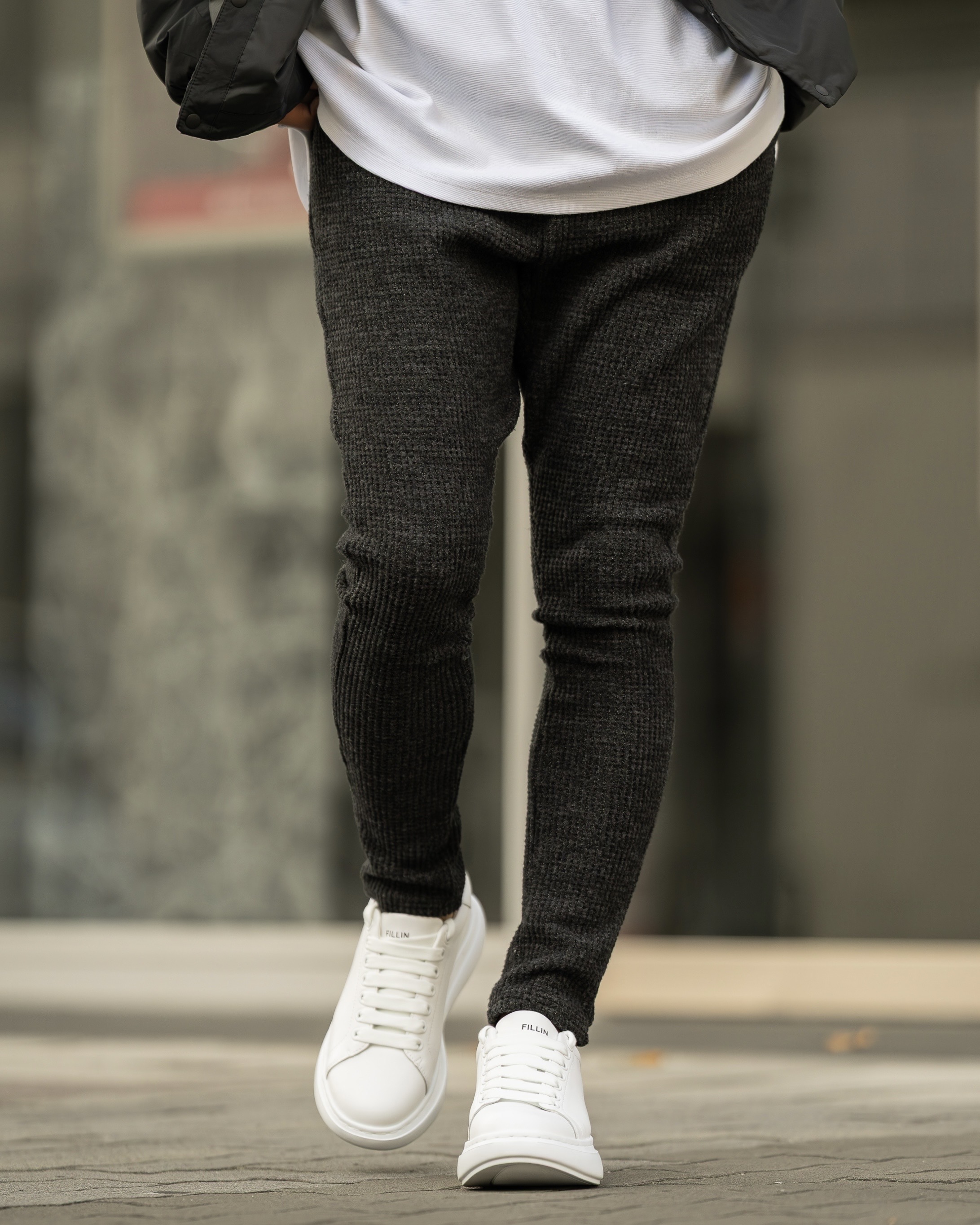 スウェット感覚で、格好がつく。一本で成立するパンツ、本日21時登場。