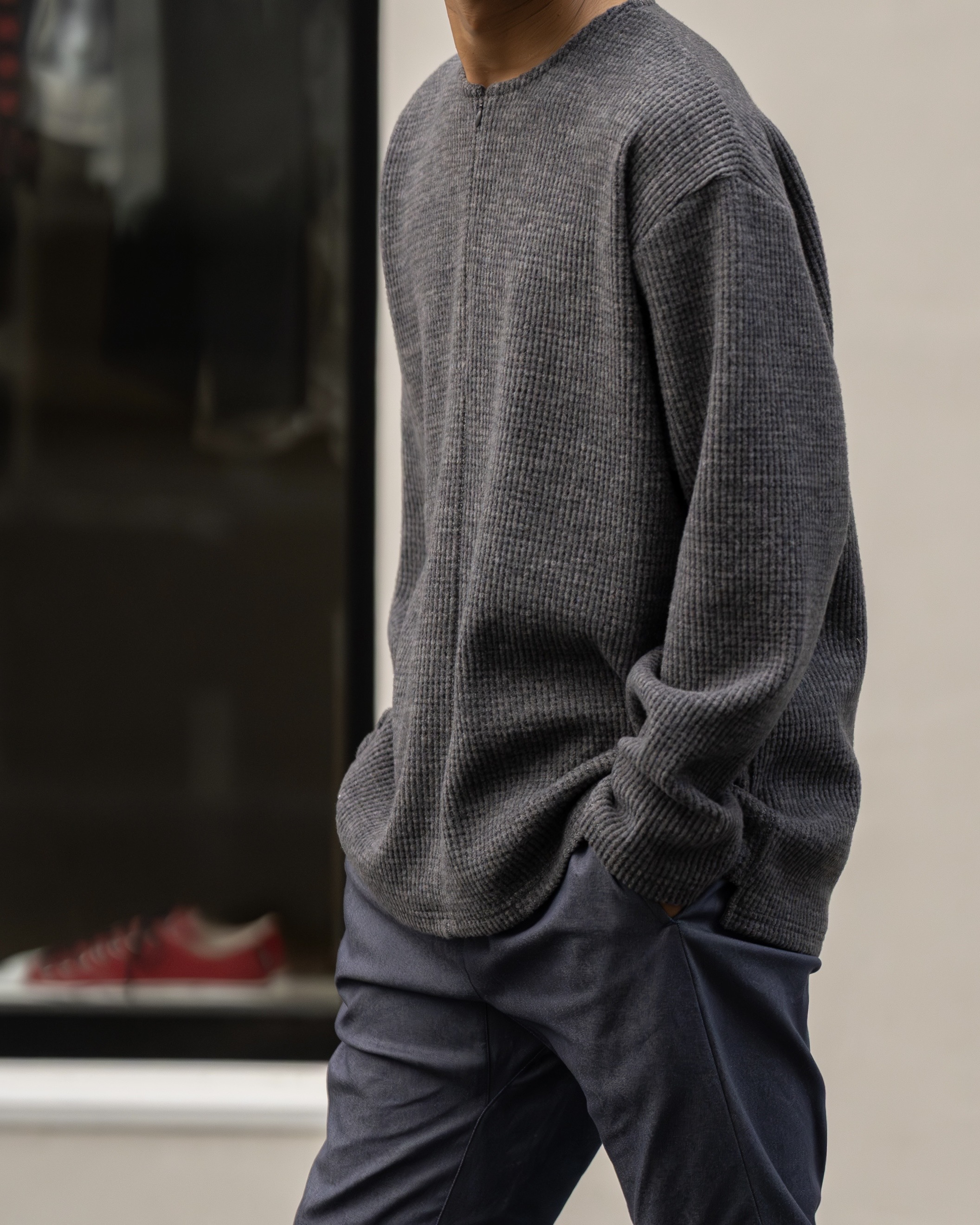 首元の“抜け”で差がつく。ジップヘンリーネック、本日21時。