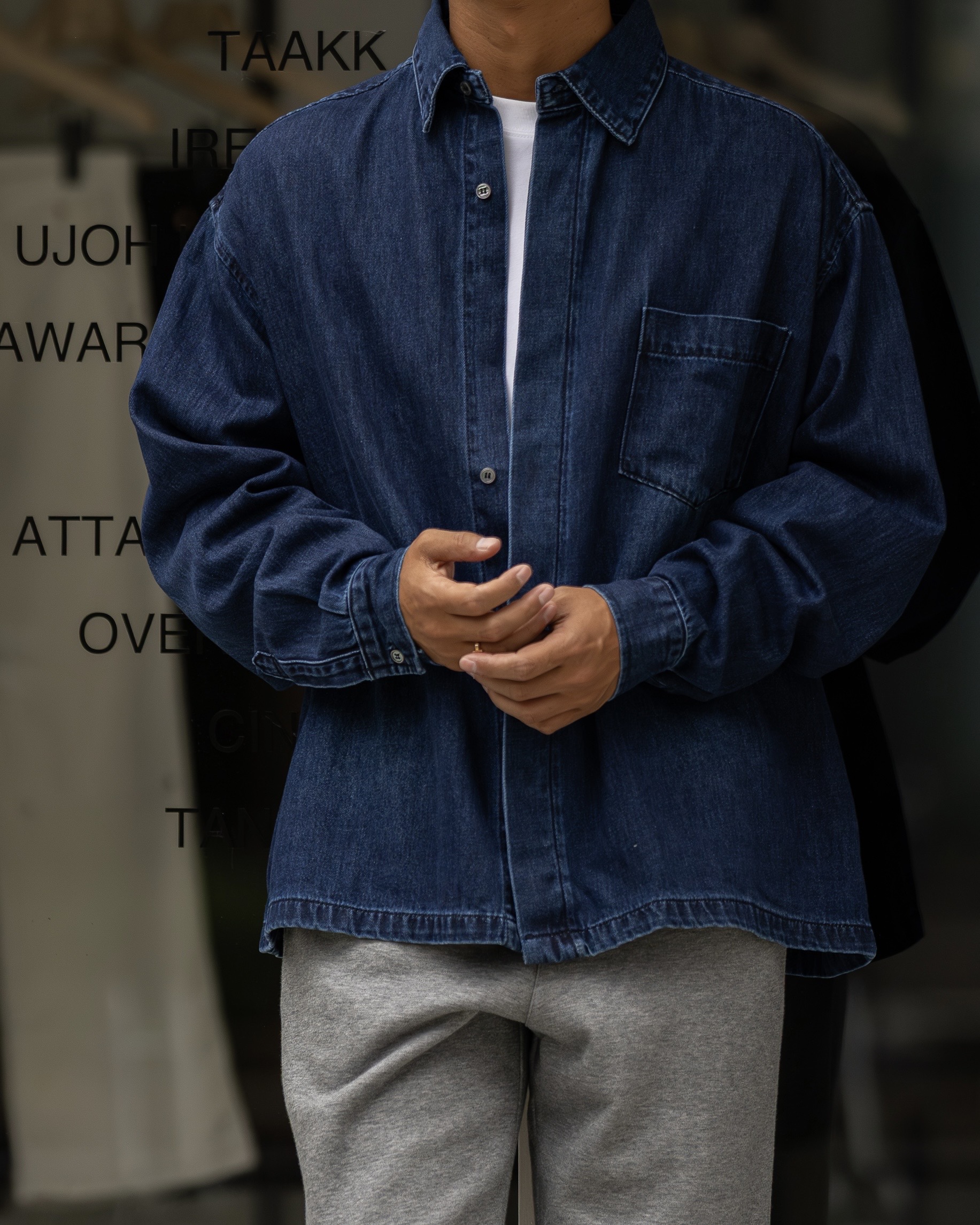 カジュアルなのに、どこか品がある。大人にちょうどいいデニムシャツ【AMUY TRYSBAY】