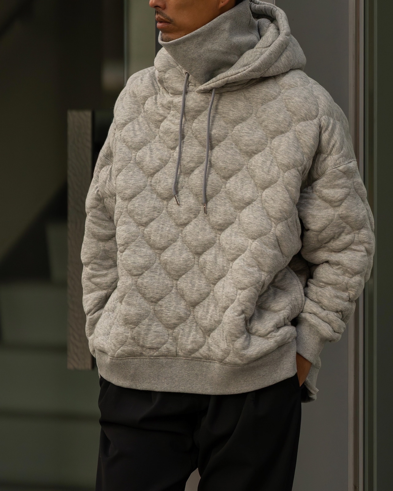 一枚で成立する暖かさと存在感。本日21時発売。