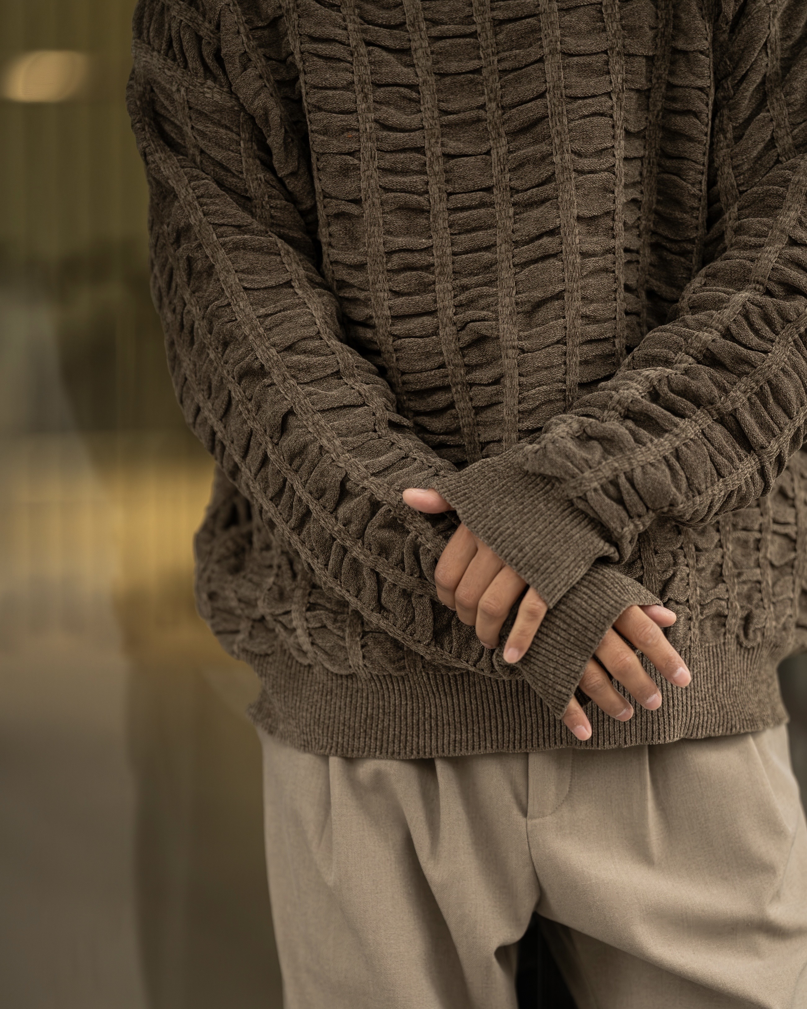 1枚で決まる。立体感と暖かさを纏う冬の主役ニット、本日21時発売。