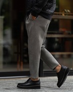 再販決定!【素材以上の表情】スウェード調パンツが放つ大人の佇まい