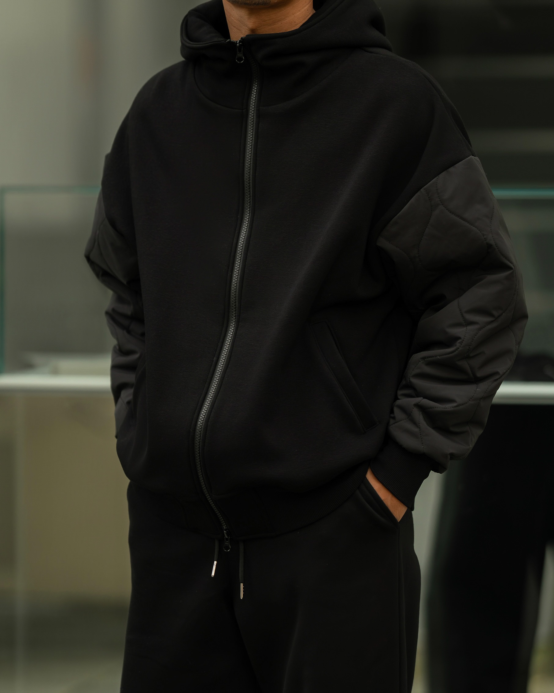 この一着で“普通”を超える。異素材フードジャケット、本日21時。