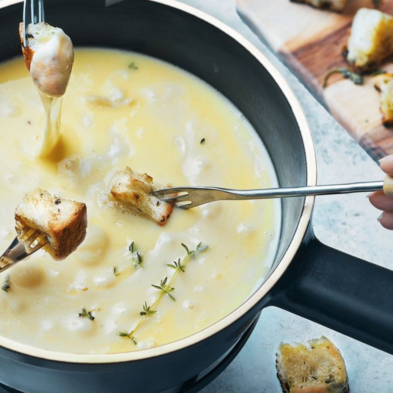 寒い季節にぴったり!ラクレット・エメンタール・ボーフォール・グリュイエールのとろけるチーズフォンデュ