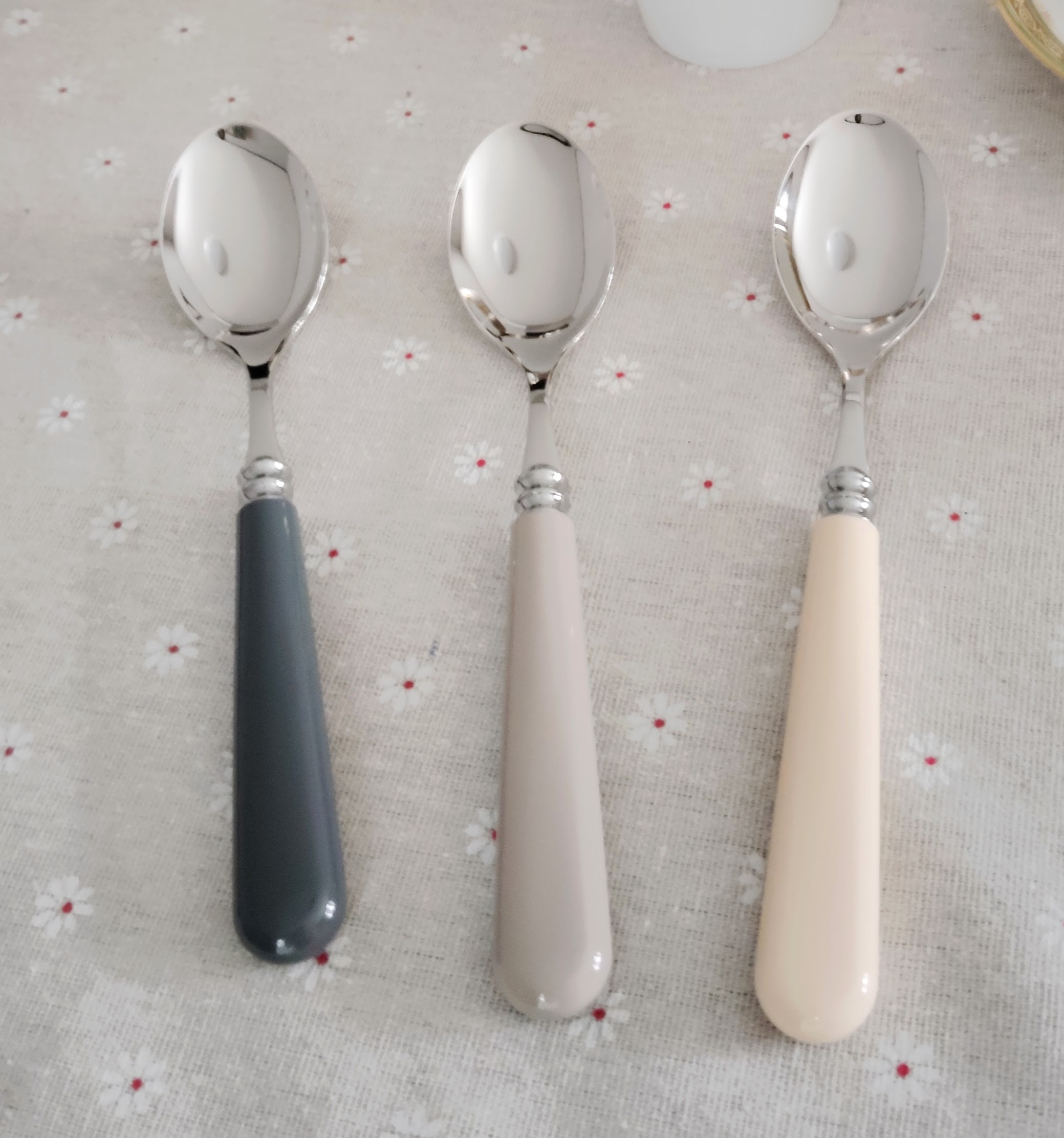 平たい持ちやすい柄です