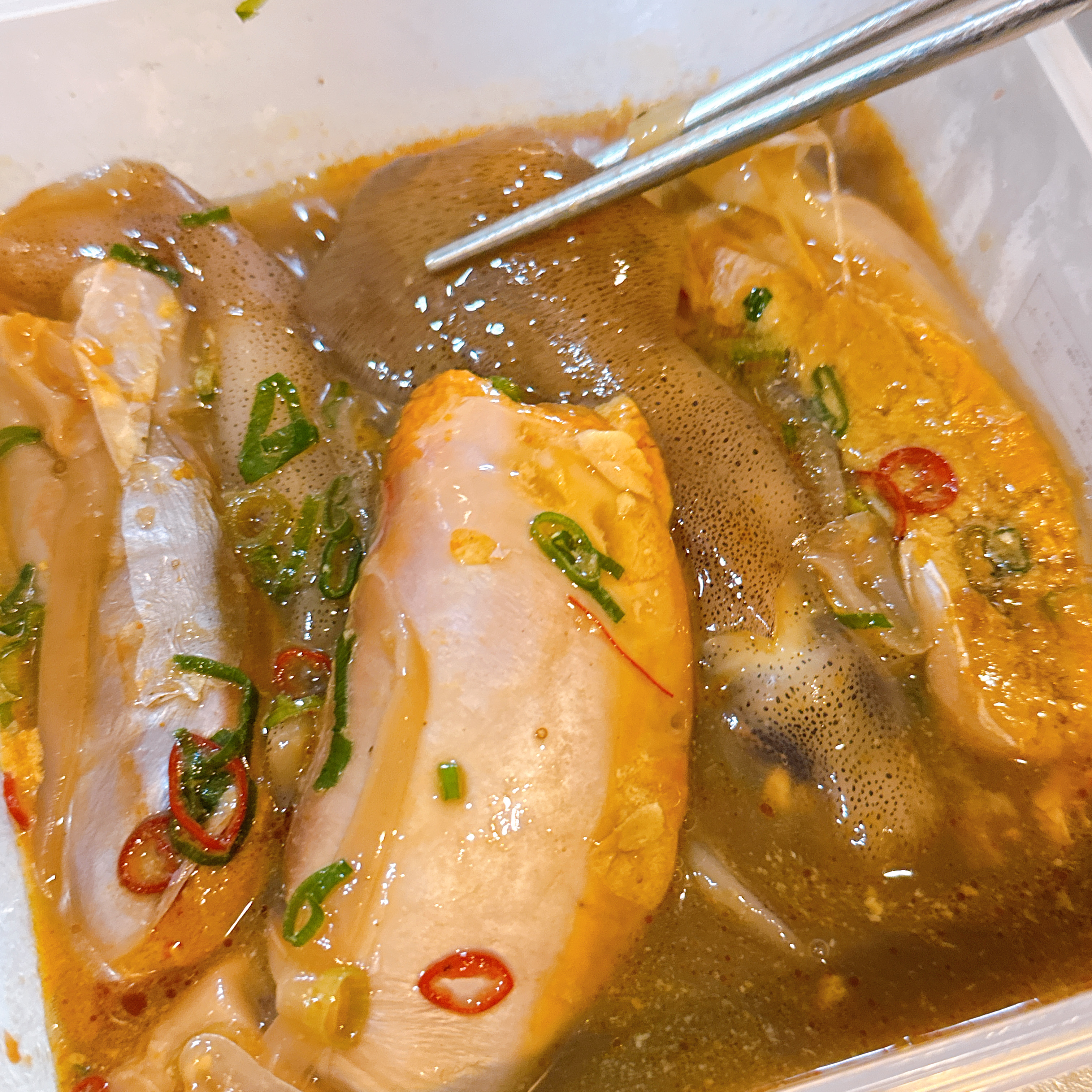 いかわたルイベをまとめて仕込み、 1つずつラップで包んで冷凍貯蓄
