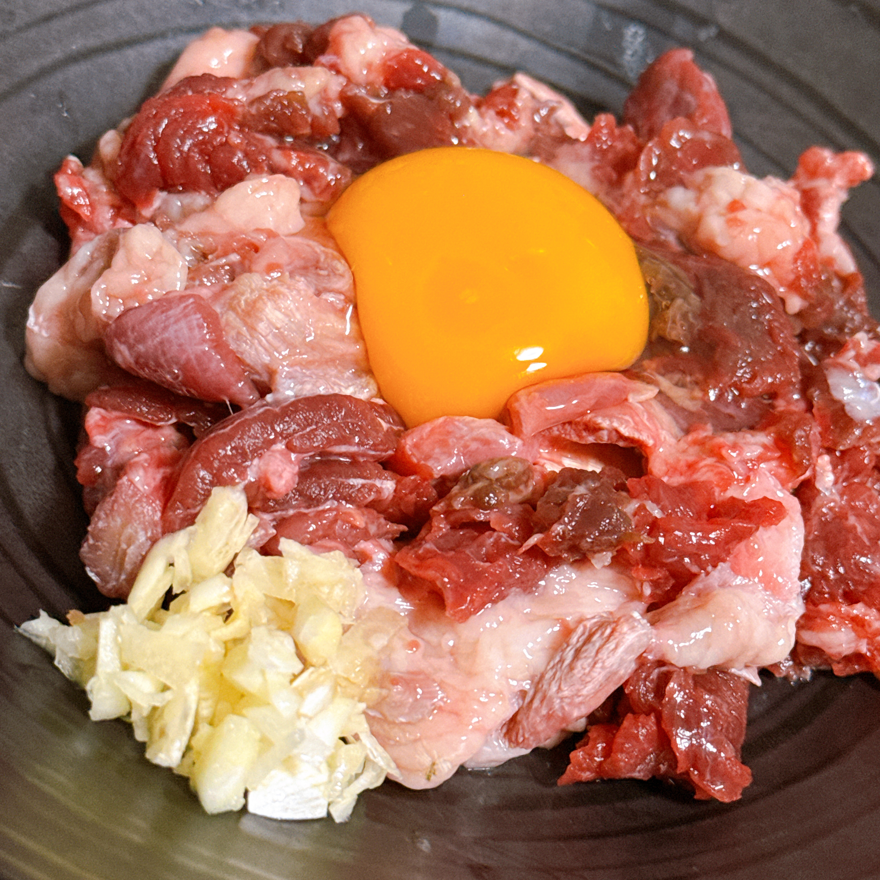 卵黄を割った瞬間、もう勝ちでした。国産馬刺しの中落ちユッケで晩酌