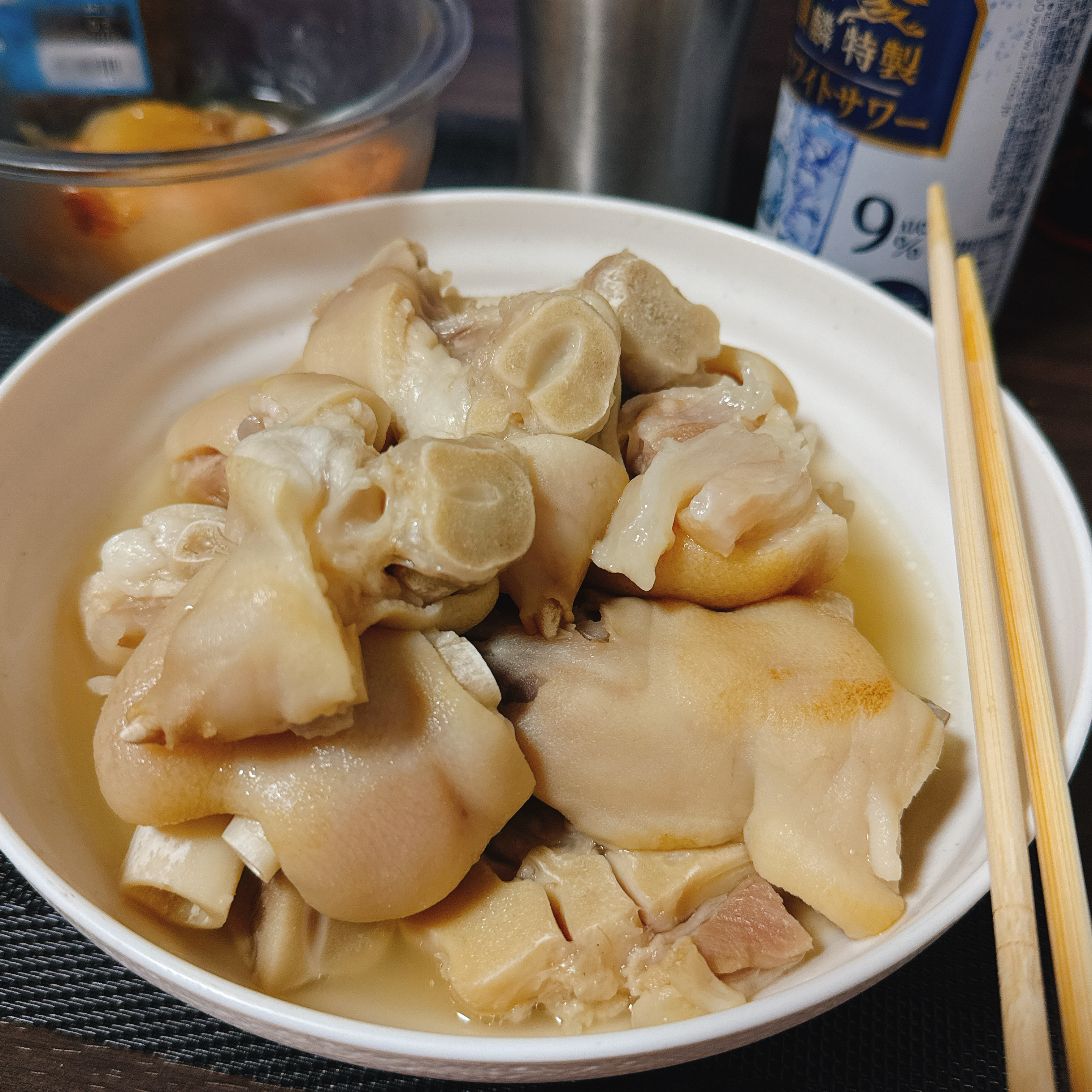 豚足5キロをじっくり煮込んで、ぷるぷる晩酌ごはん