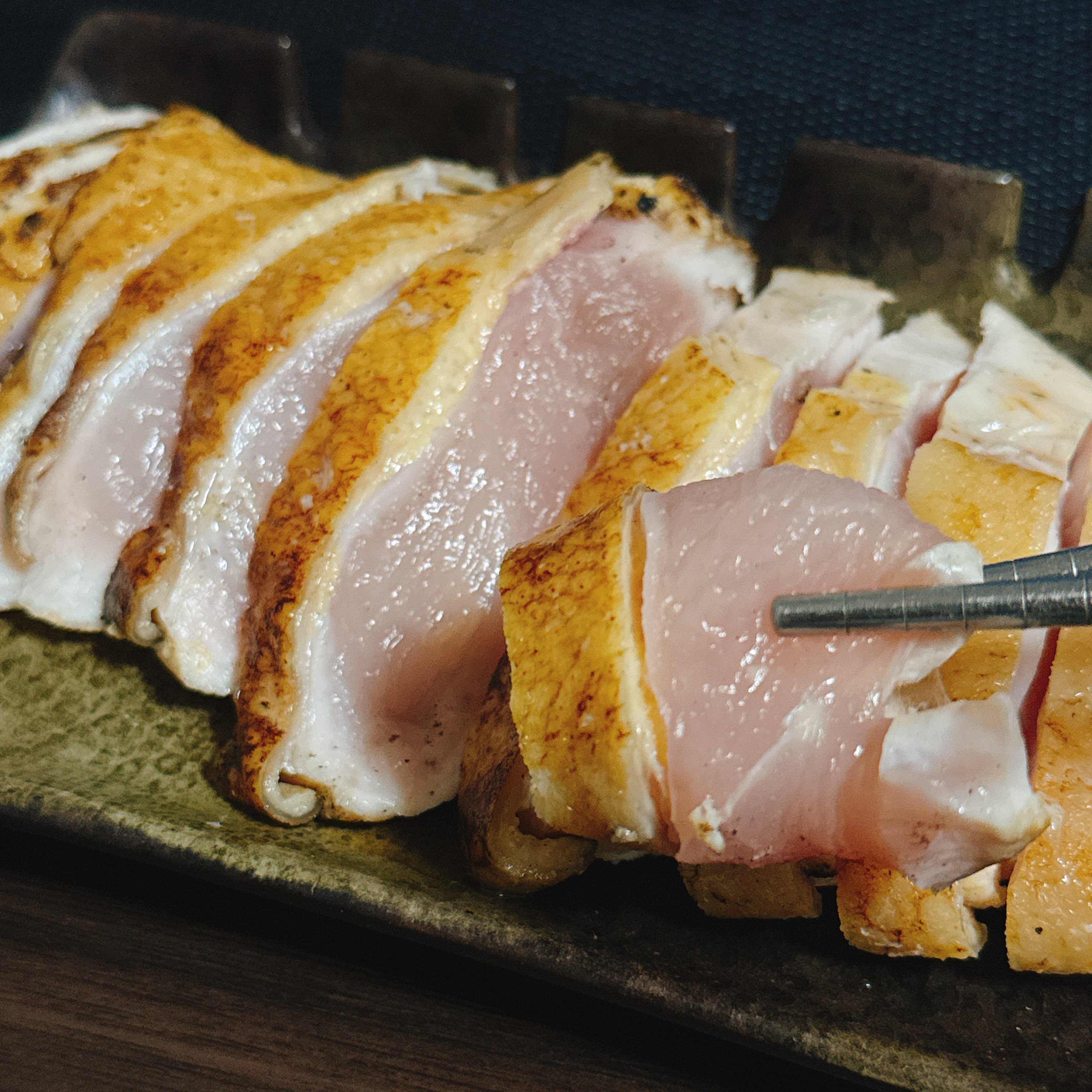 鳥刺しを厚切りで食べたら、コリコリ食感と旨みが想像以上に強くて最高でした