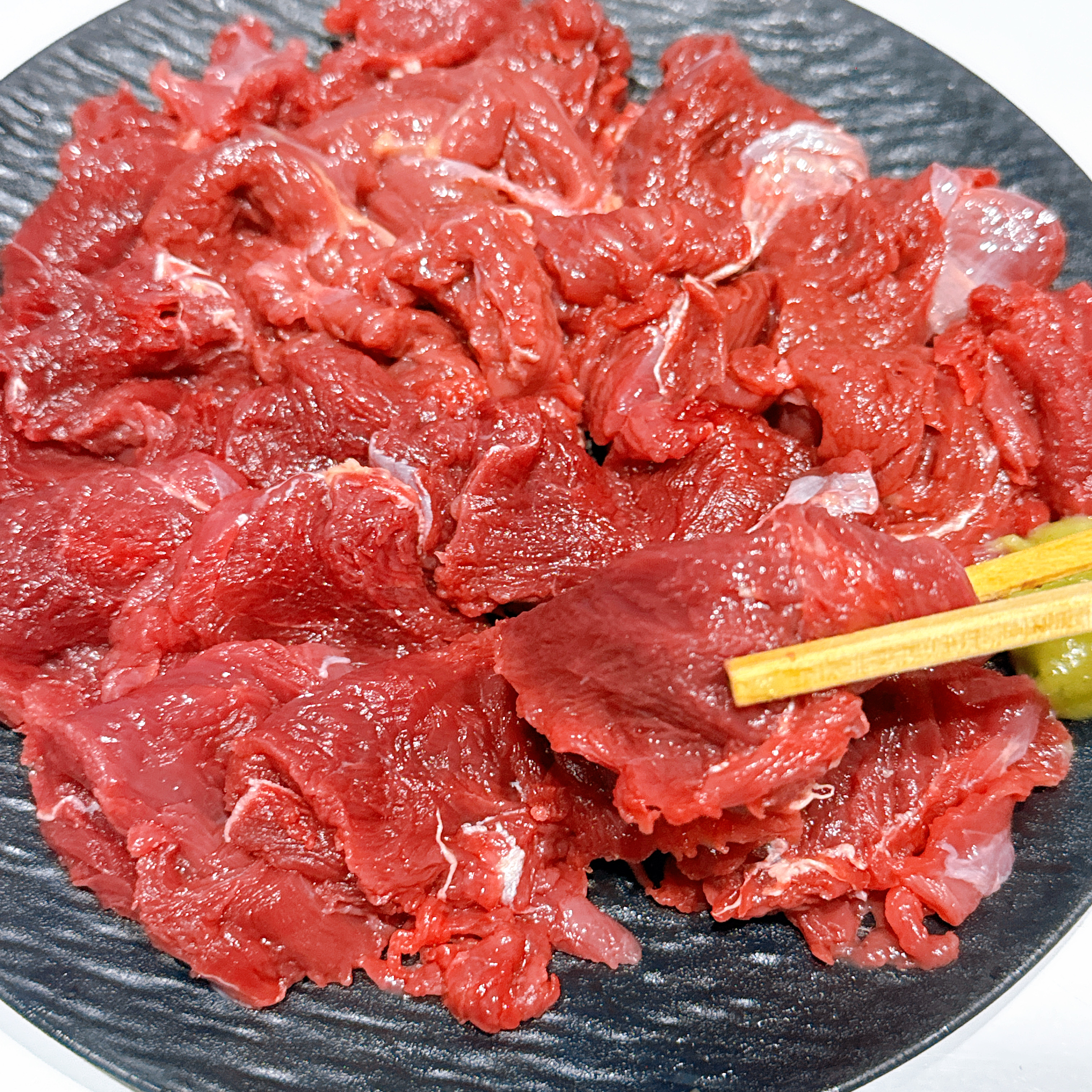 お昼に気軽に楽しめる、コスパ赤身馬刺し。