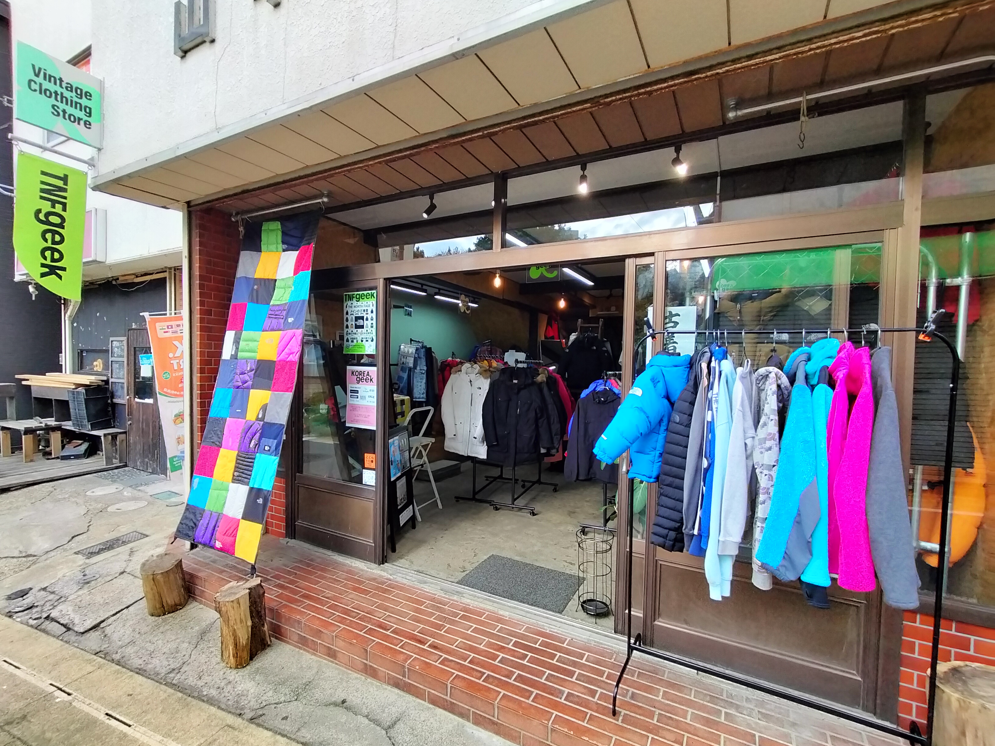 成田駅近くのお出かけ新スポット!訪日客も集う古着屋集合スペース