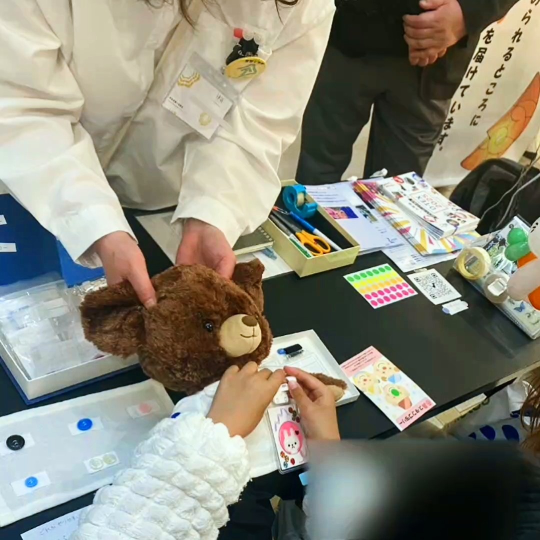 名札ができなくても大丈夫。名札も楽勝！を使って、交通安全の名札を付けてみよう！2
