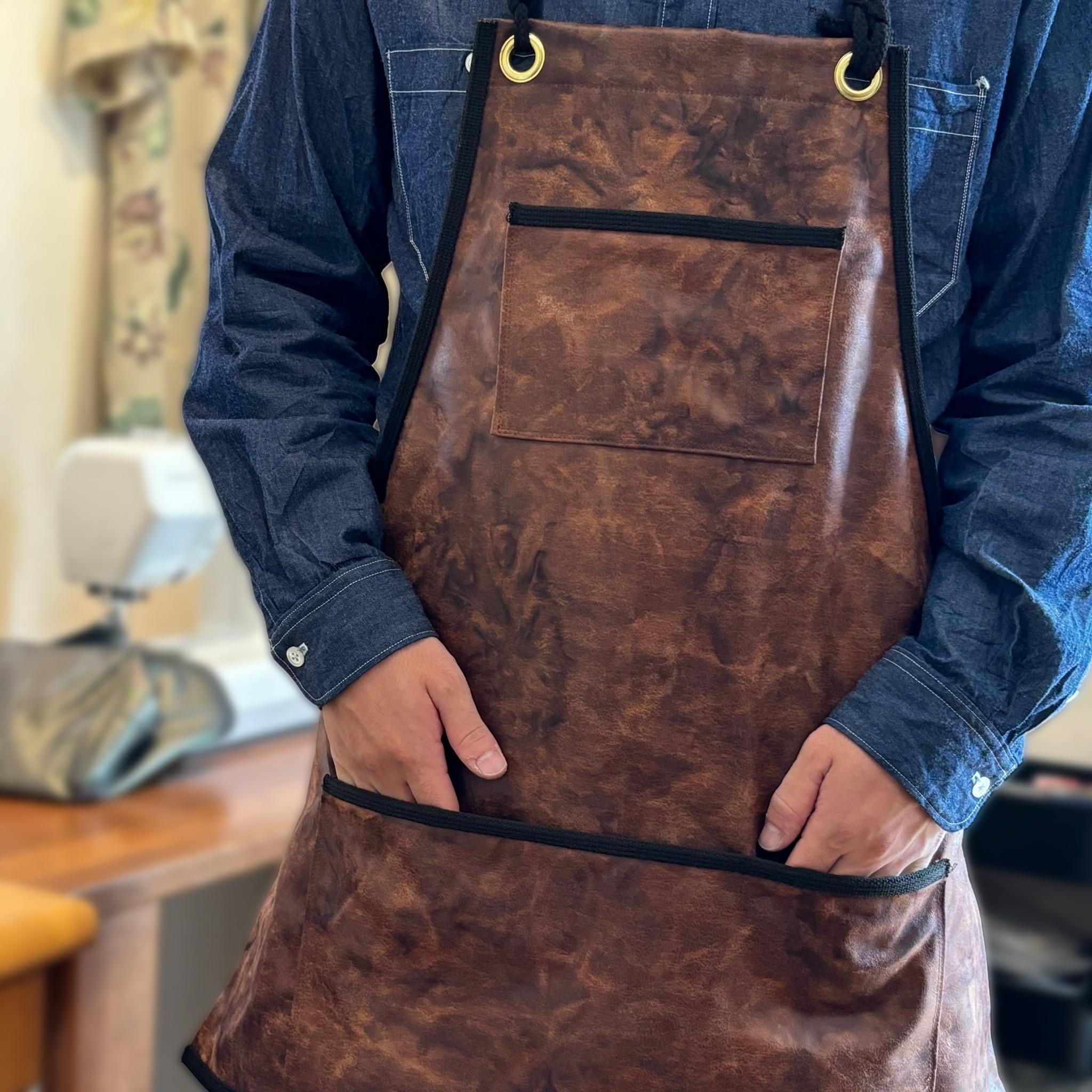 レザーライク アンバーブラウンを使ってワークエプロンを作ってみました