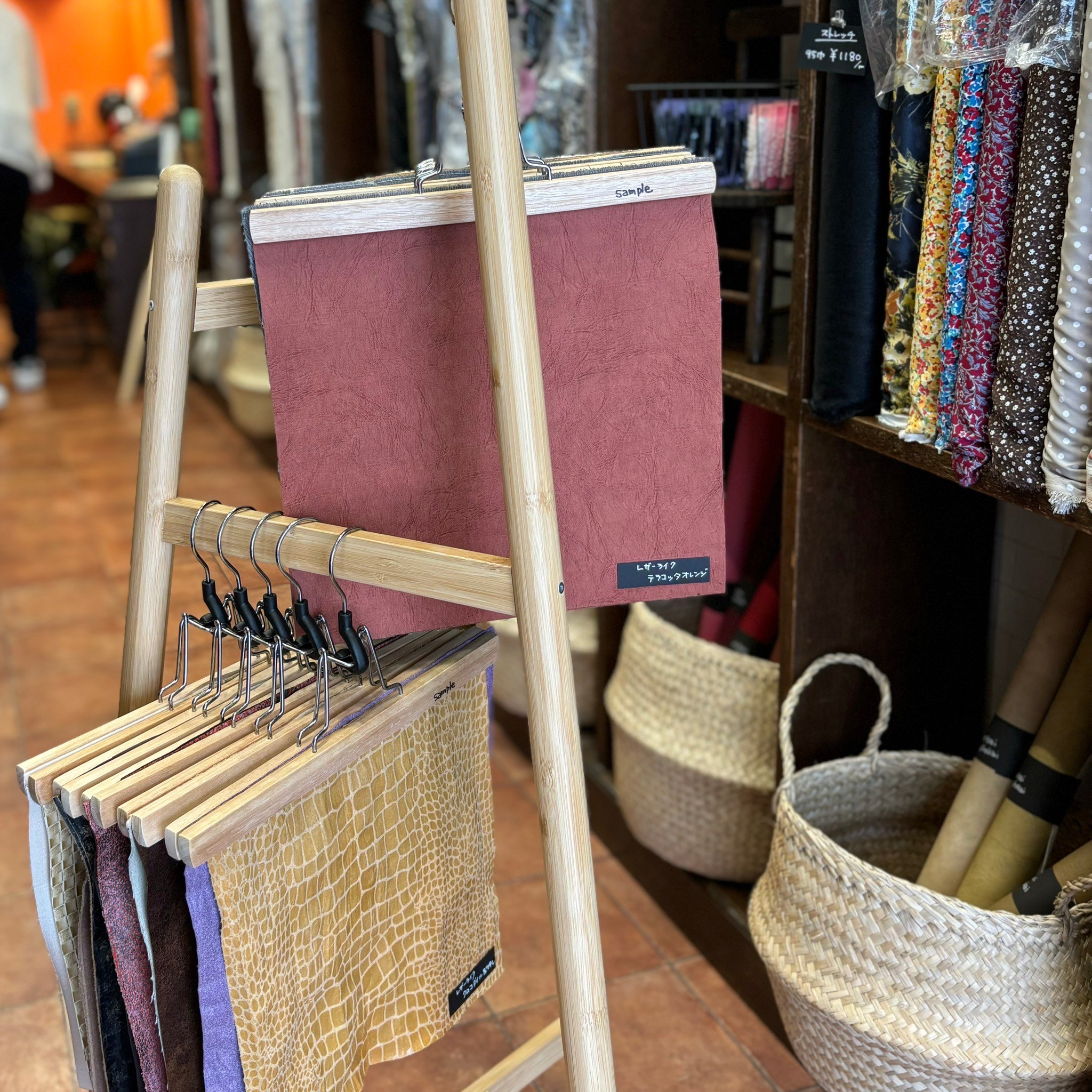 店頭にレザーライクのサンプルハンガーラックを設置しました！