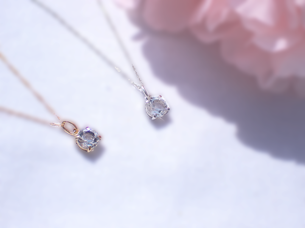 春にぴったりのアクセサリー—AMATERUのネックレスで輝く季節を