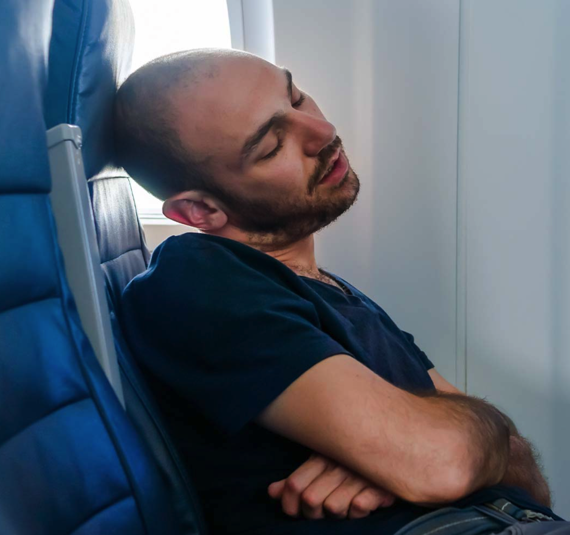 飛行機で首がつらい原因と対策｜ネックピローの選び方も解説