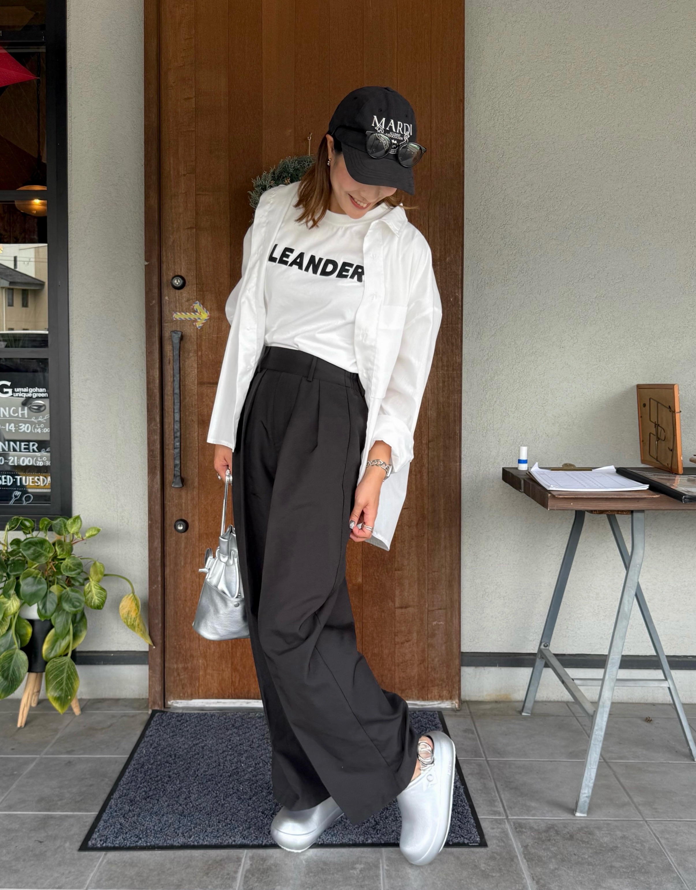 【夏コーデ】シルバーが今、気分。軽やかで都会的な足元を演出する一足。