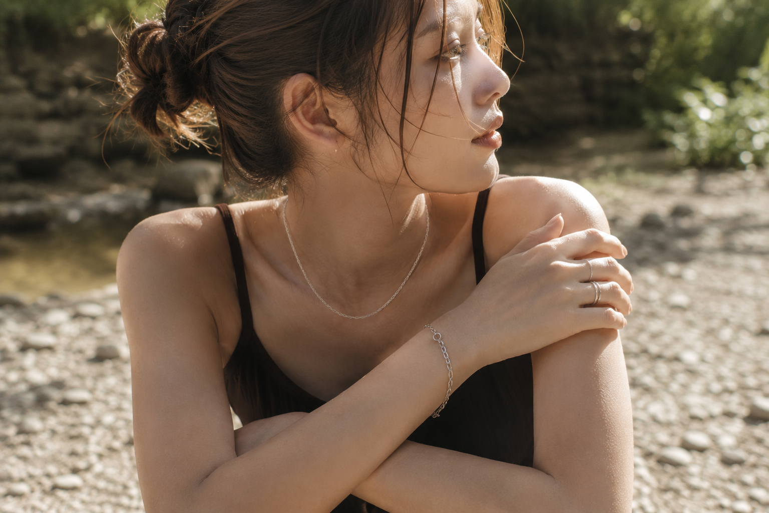 細めのスキンアクセサリーでつくる。毎日に馴染む大人のレイヤードスタイル