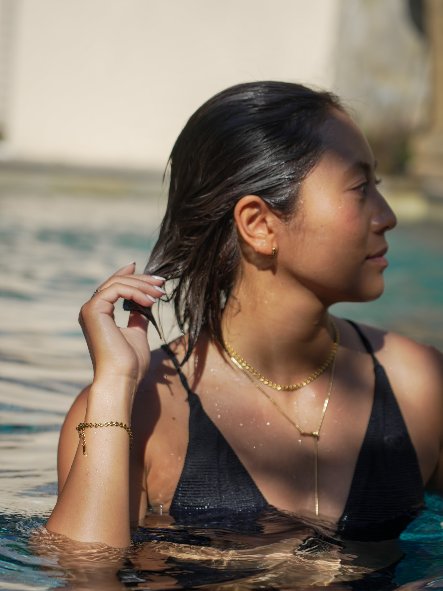ステンレスアクセサリーはプールでも使える？水・塩素・お手入れまで解説