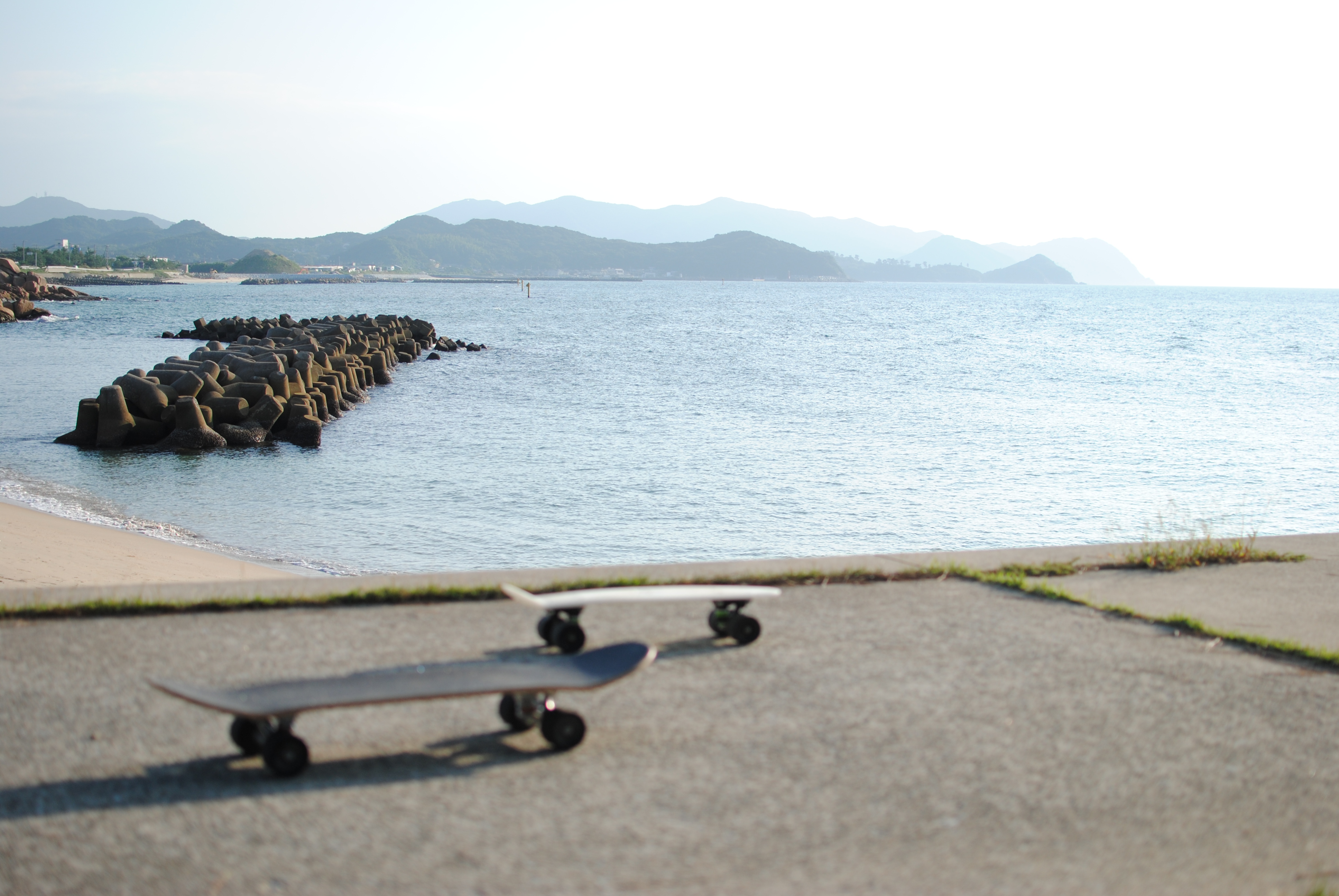 海沿いの町、カフェ、スケボー。