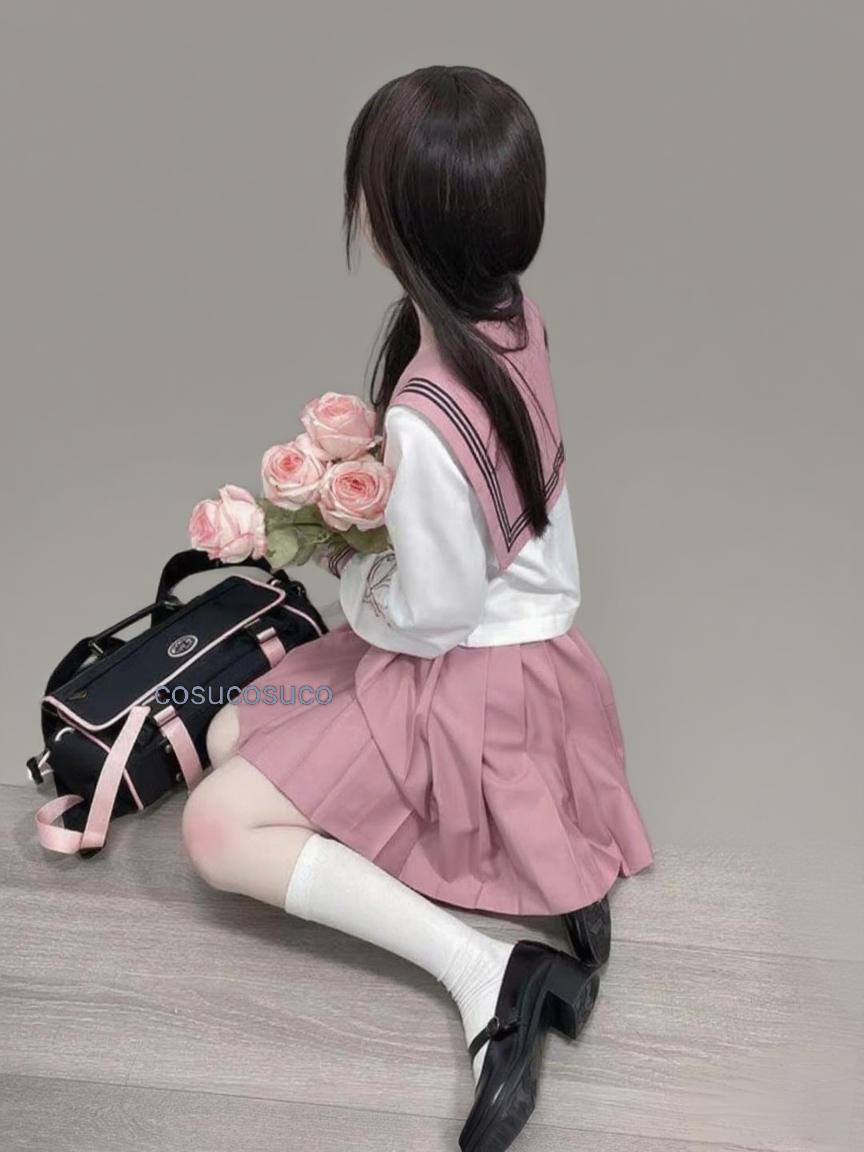 京都の桜並木と一緒に、粉白のセーラー服で春の散歩