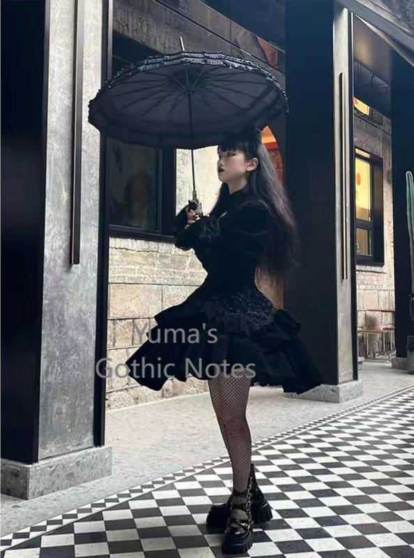 🖤🌹 茨（いばら）に抱かれて──「いばらの叢」テーマのゴシック 🌹🖤