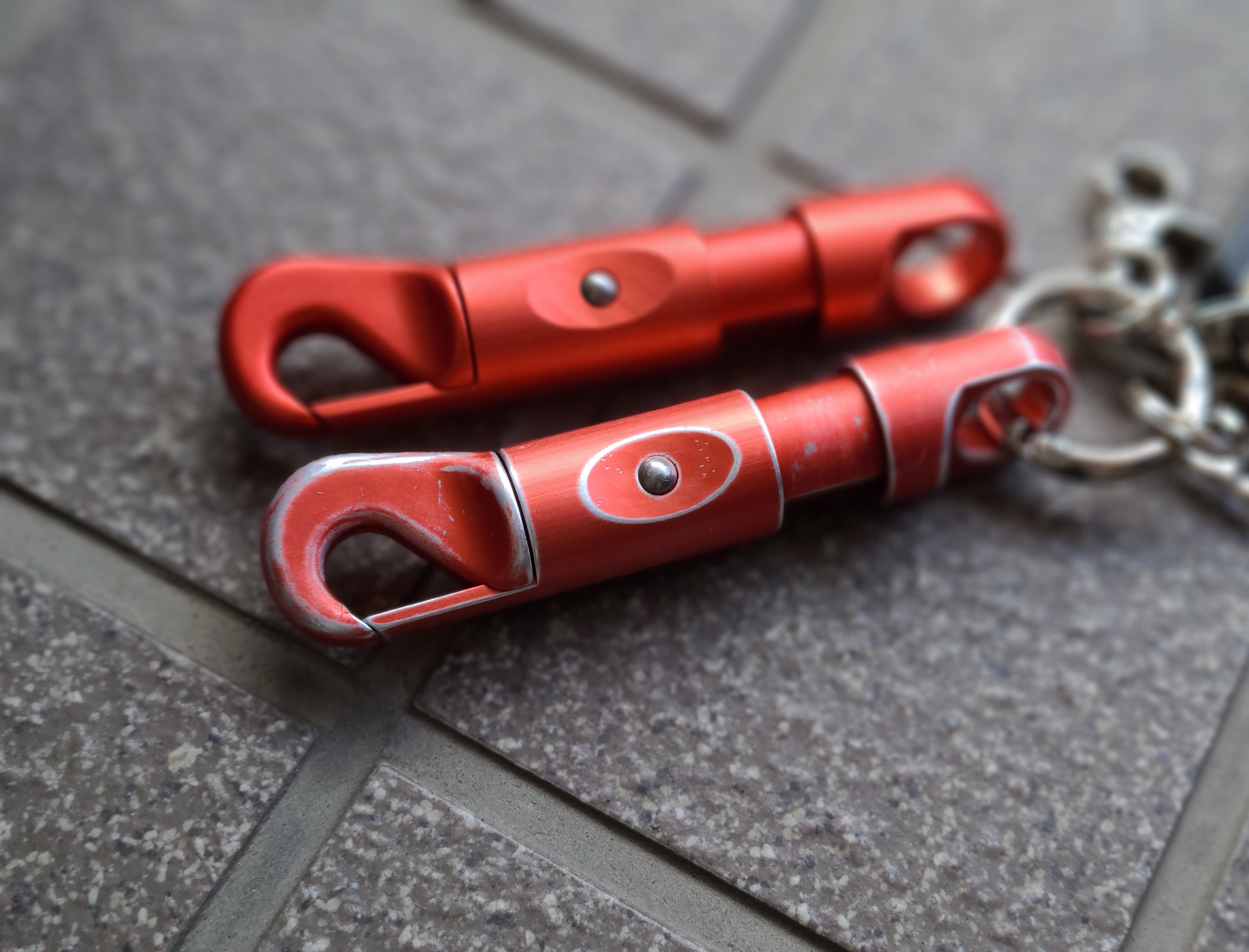 もう一つの顔（秀逸な朱色）へと変化を遂げる k116 【 約10.8 cm×1.8 cm　60g 】