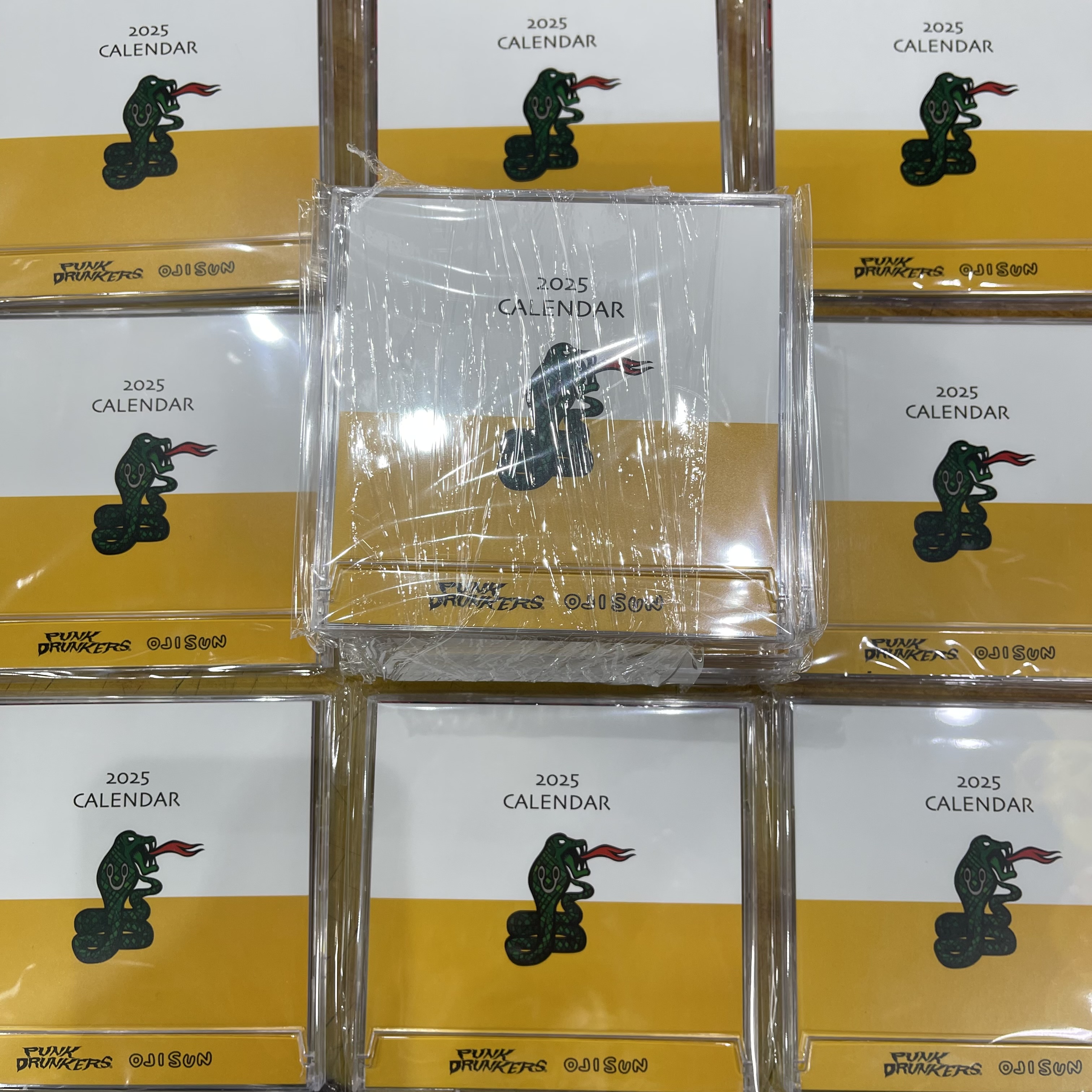 PUNKDRUNKERS 2025卓上カレンダー プレゼント