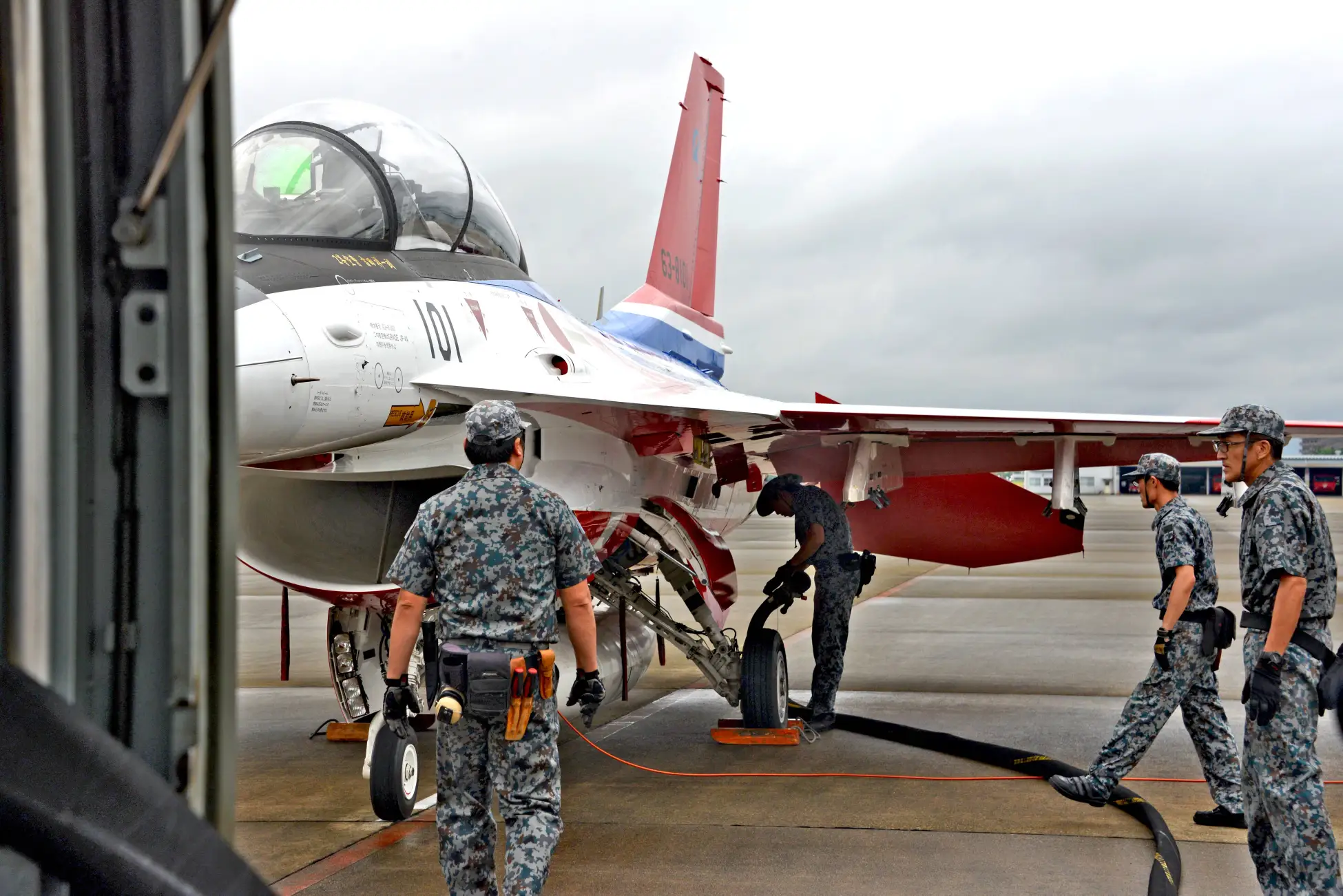 ユーグレナから抽出された純バイオジェット燃料を航空自衛隊の機体へ給油された記事がありました。