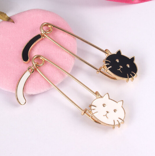 【新入荷】 ねこモチーフのブローチ　-しっぽ付きネコお顔-
