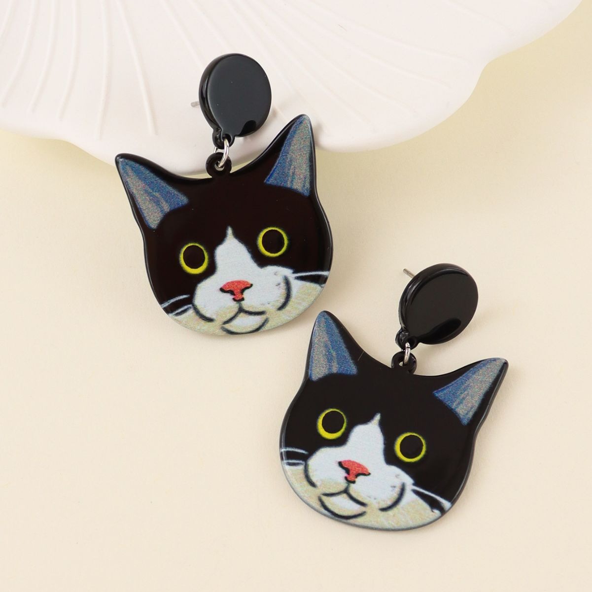 【新入荷】 ねこモチーフのピアス　-ドでか猫フェイス-