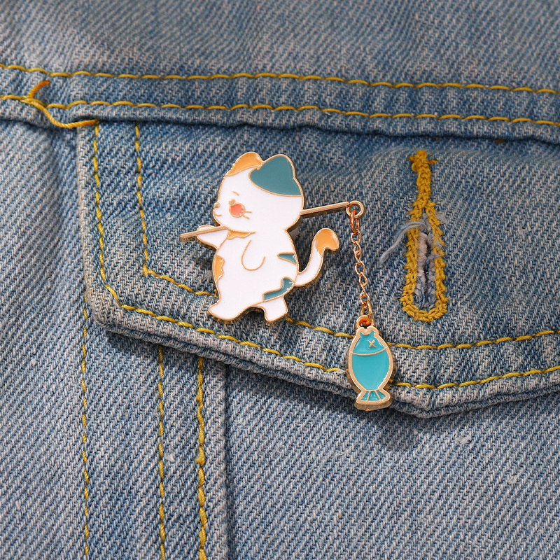 【新入荷】 ねこモチーフのブローチ　-あるく釣り猫-