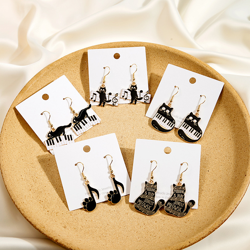 【新入荷】 ねこモチーフのピアス　-音楽好きネコ-