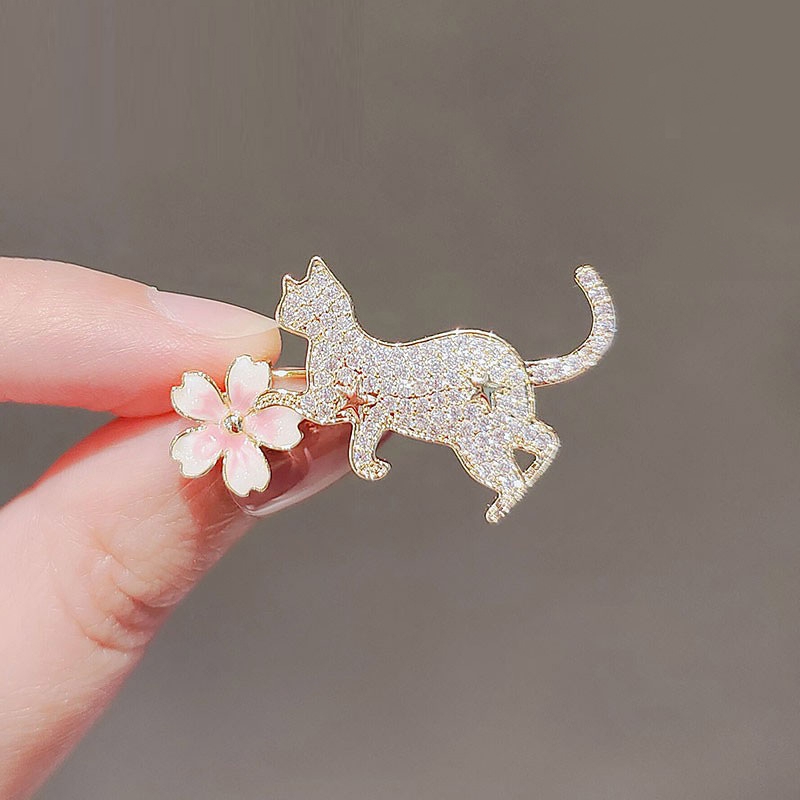 【新入荷】 ねこモチーフのブローチ　-桜と猫-