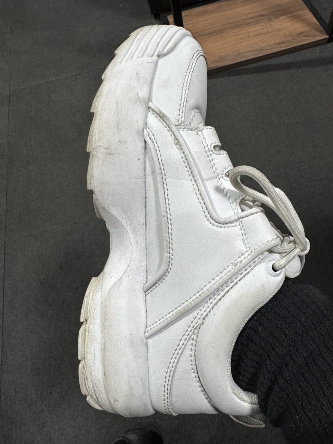 トータルインテリアクリーナーでスニーカーも拭いてみたらええですよ