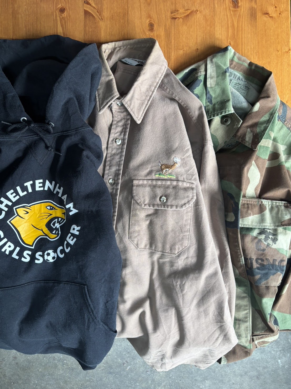 カレッジサッカーパーカー×アニマル刺繍ワークシャツ×USMCカモフラージュジャケット