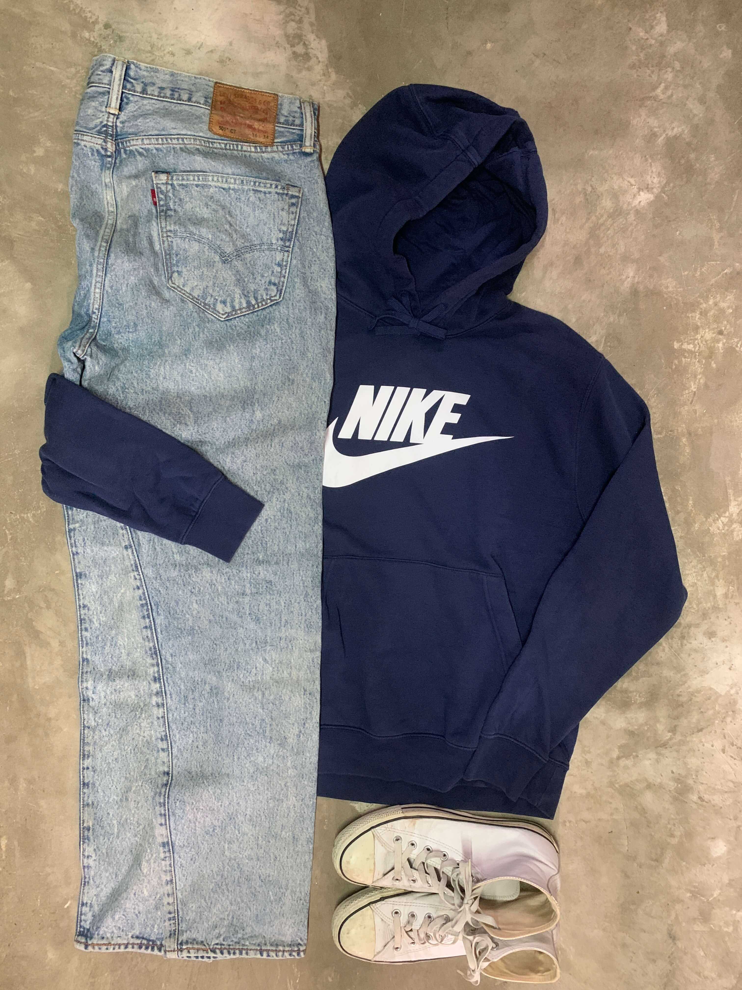 ナイキの紺色パーカーに2000年以降生産のリーバイスの501です!!