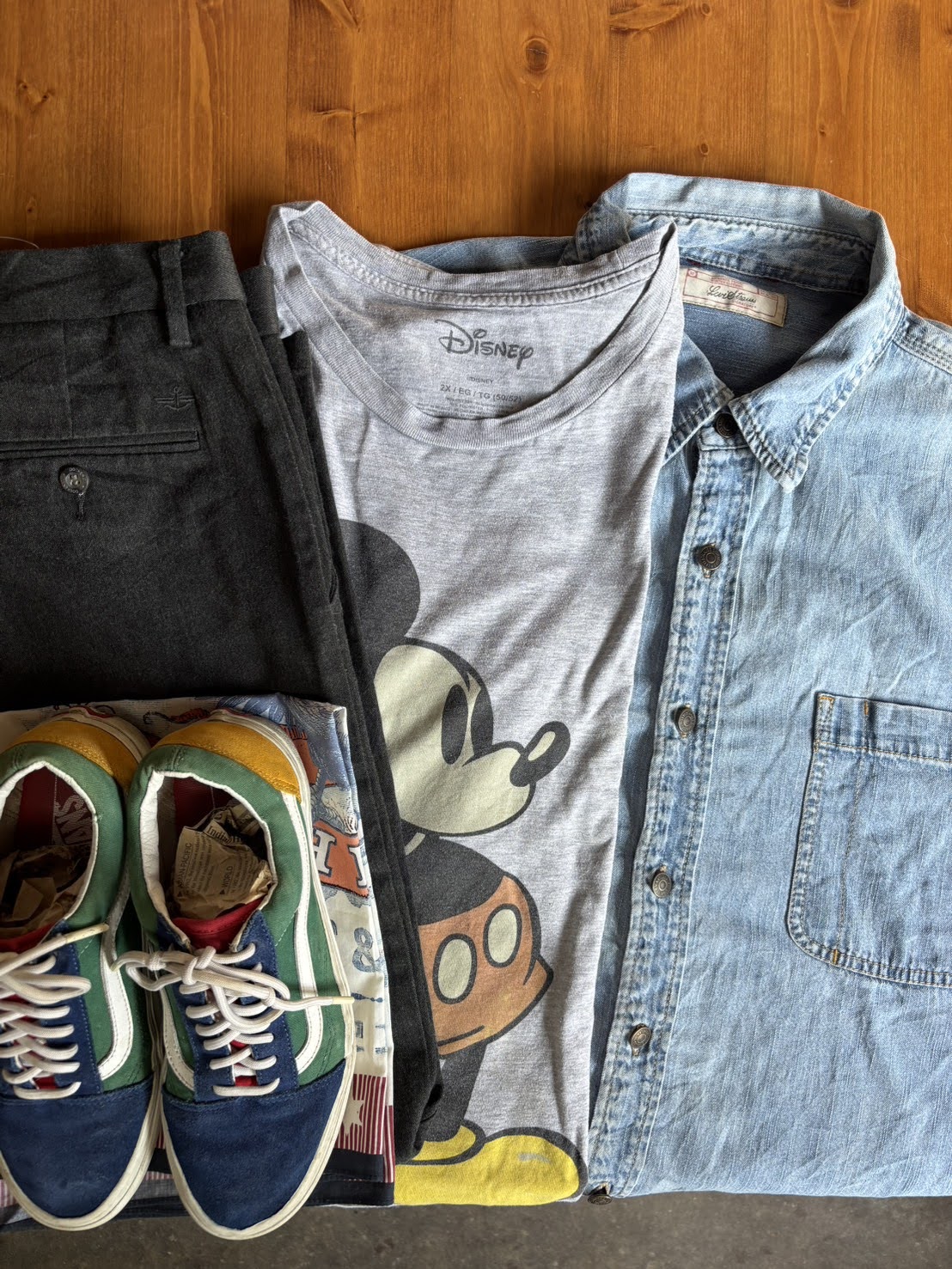 【Style Sample】デニムシャツ×キャラクターTで作る大人の遊び心スタイル