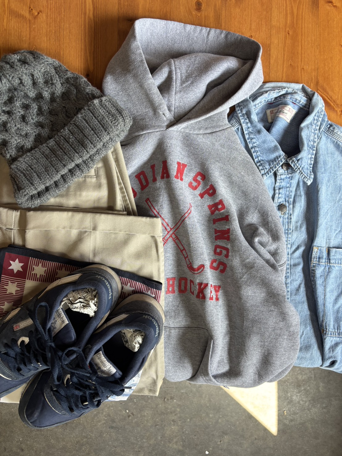 洗練されたカジュアル。デニム×チノ×Reebokの不変のスタンダード