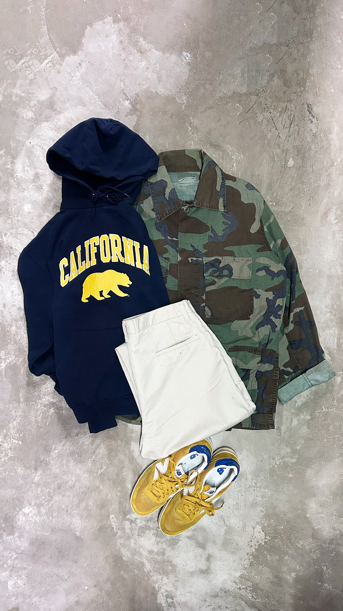 【古着】迷彩×ネイビー×ゴールド。大人のストリートミックスコーデ。