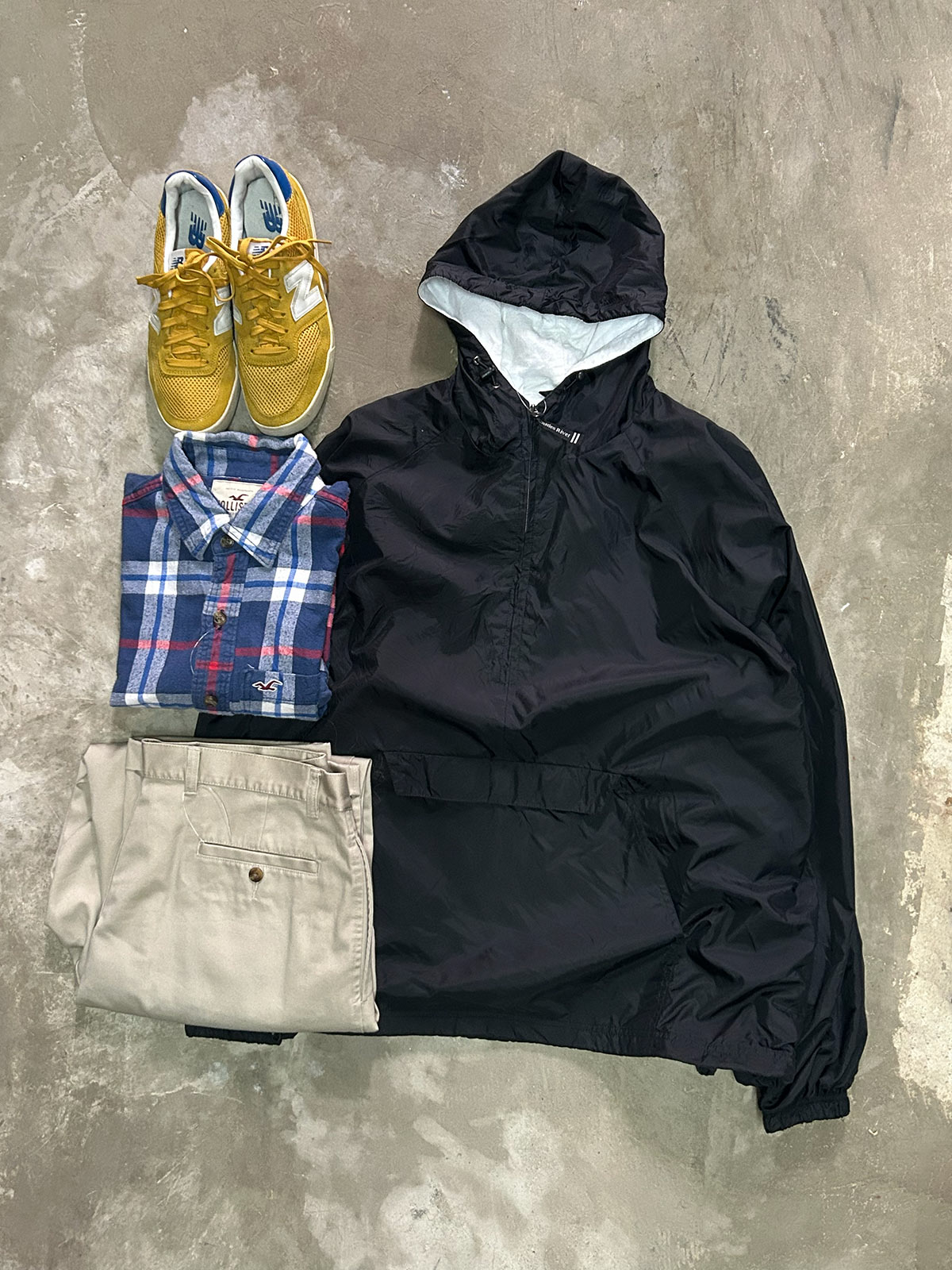 【春の街歩きに】アノラック×チノで作る「ハズし」の効いたシティボーイスタイル