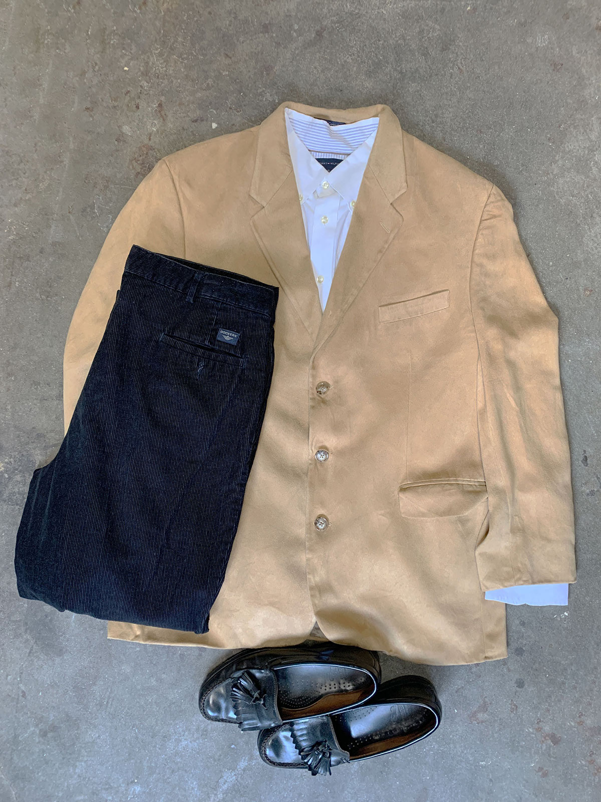 スエードテーラードジャケット＋トミーヒルフィガーの白シャツでカジュアルに！！