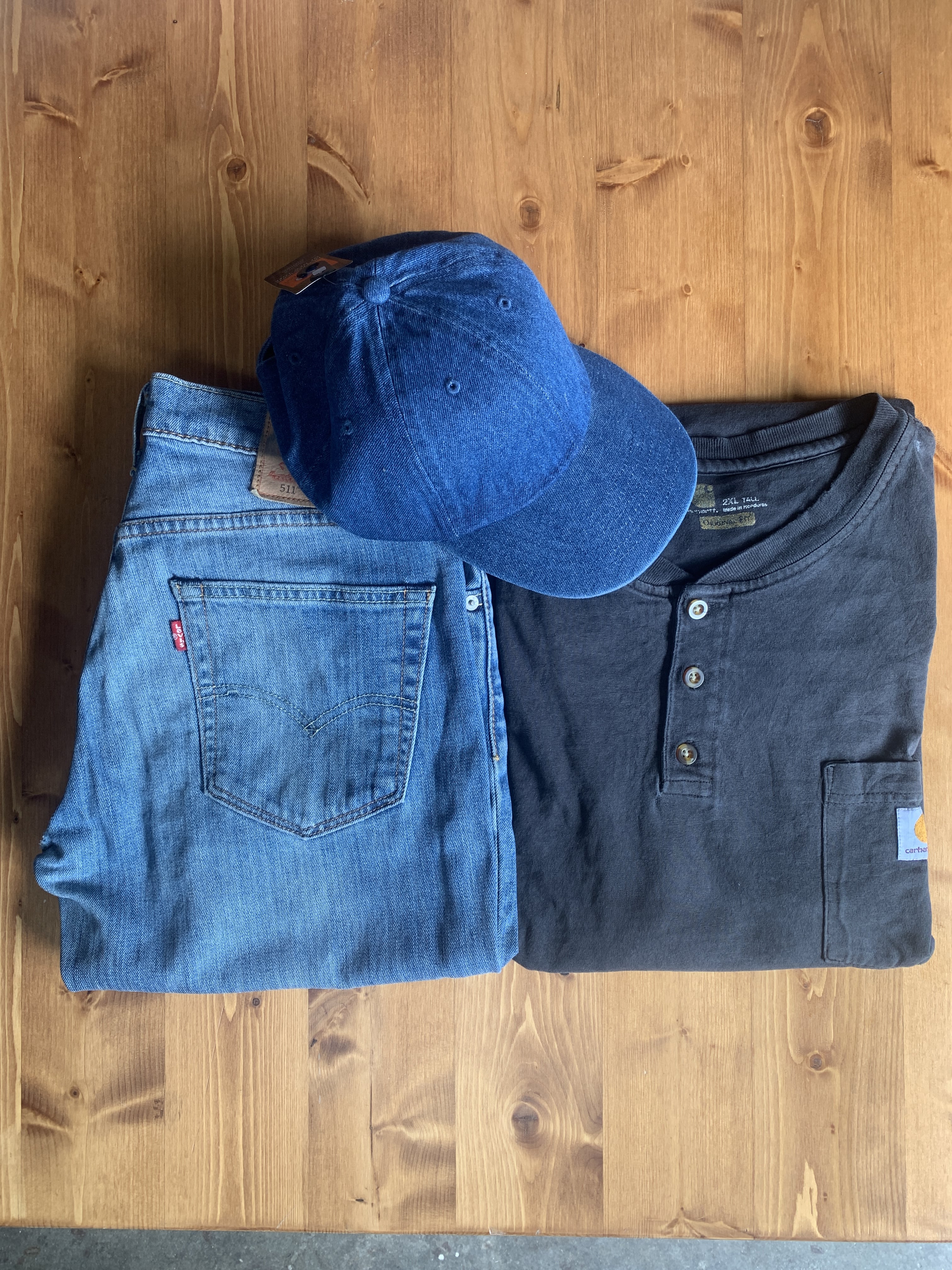 今日ご紹介するのはおなじみWORKブランド「CARHARTT」のヘンリーネックTシャツです